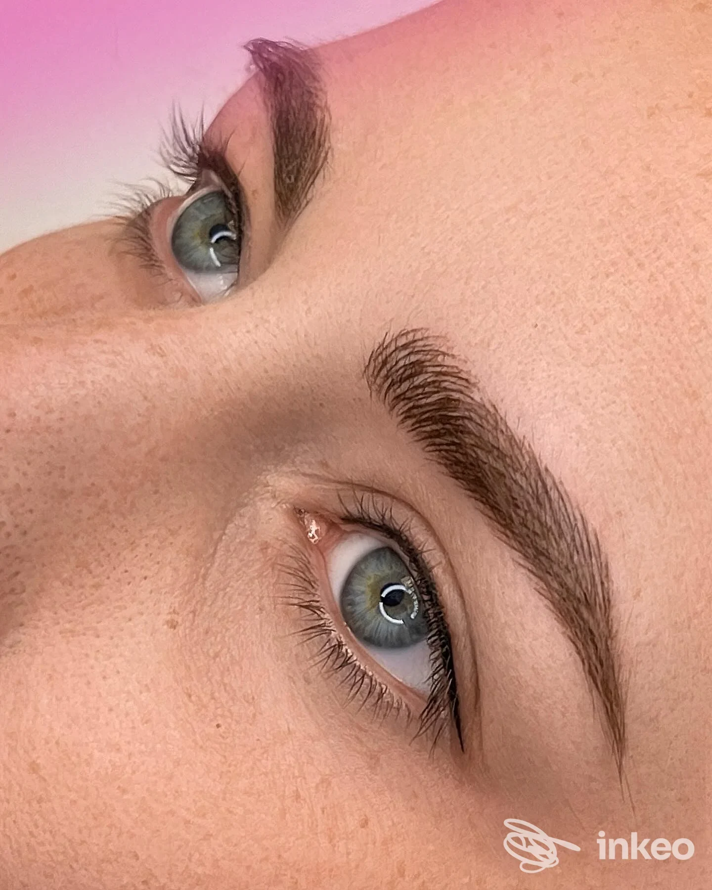 Primo piano di sopracciglia con trucco permanente realizzato da Stefania Vivaldi a Rovereto, risultati naturali su pelle chiara.