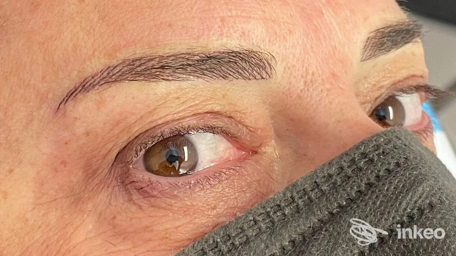Trucco permanente alle sopracciglia in primo piano, eseguito da Tus Tattoo a Perugia.