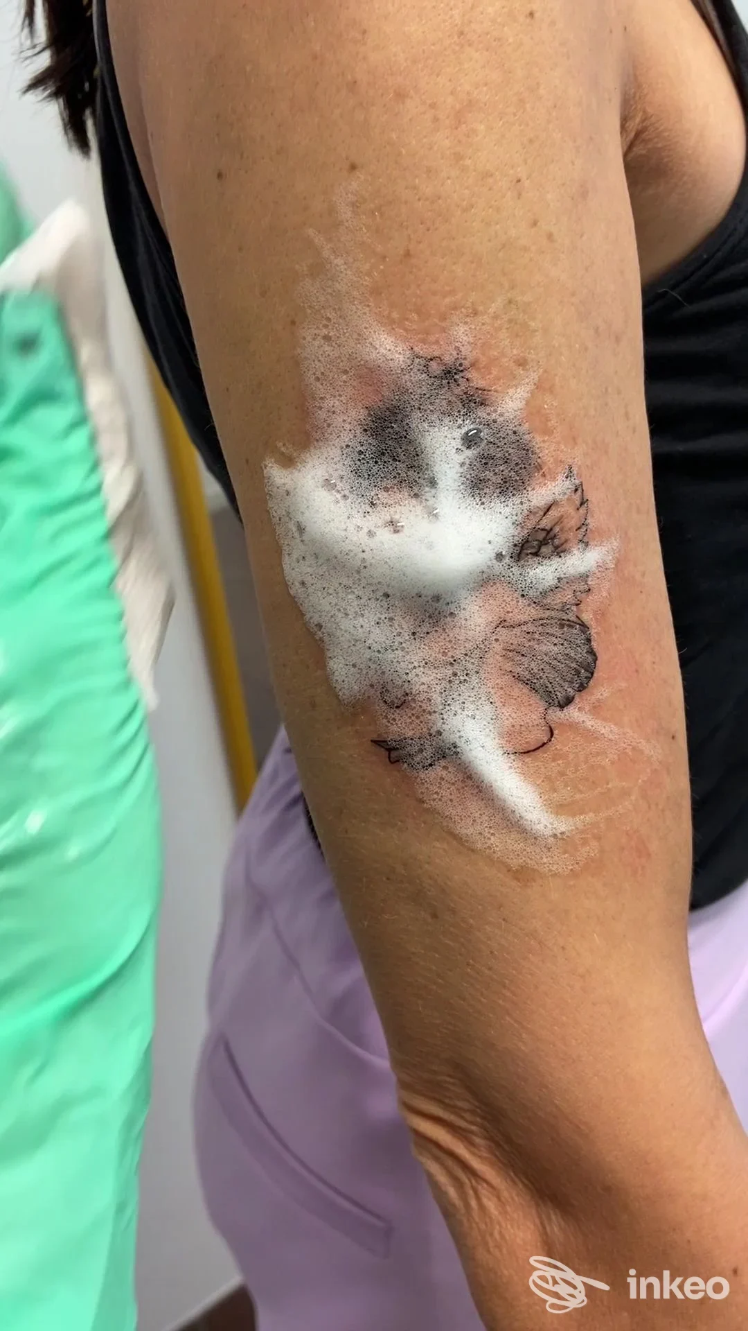 Primo piano di un tatuaggio floreale sul braccio superiore in fase di pulizia, foto fornita da Tus Tattoo - Perugia.