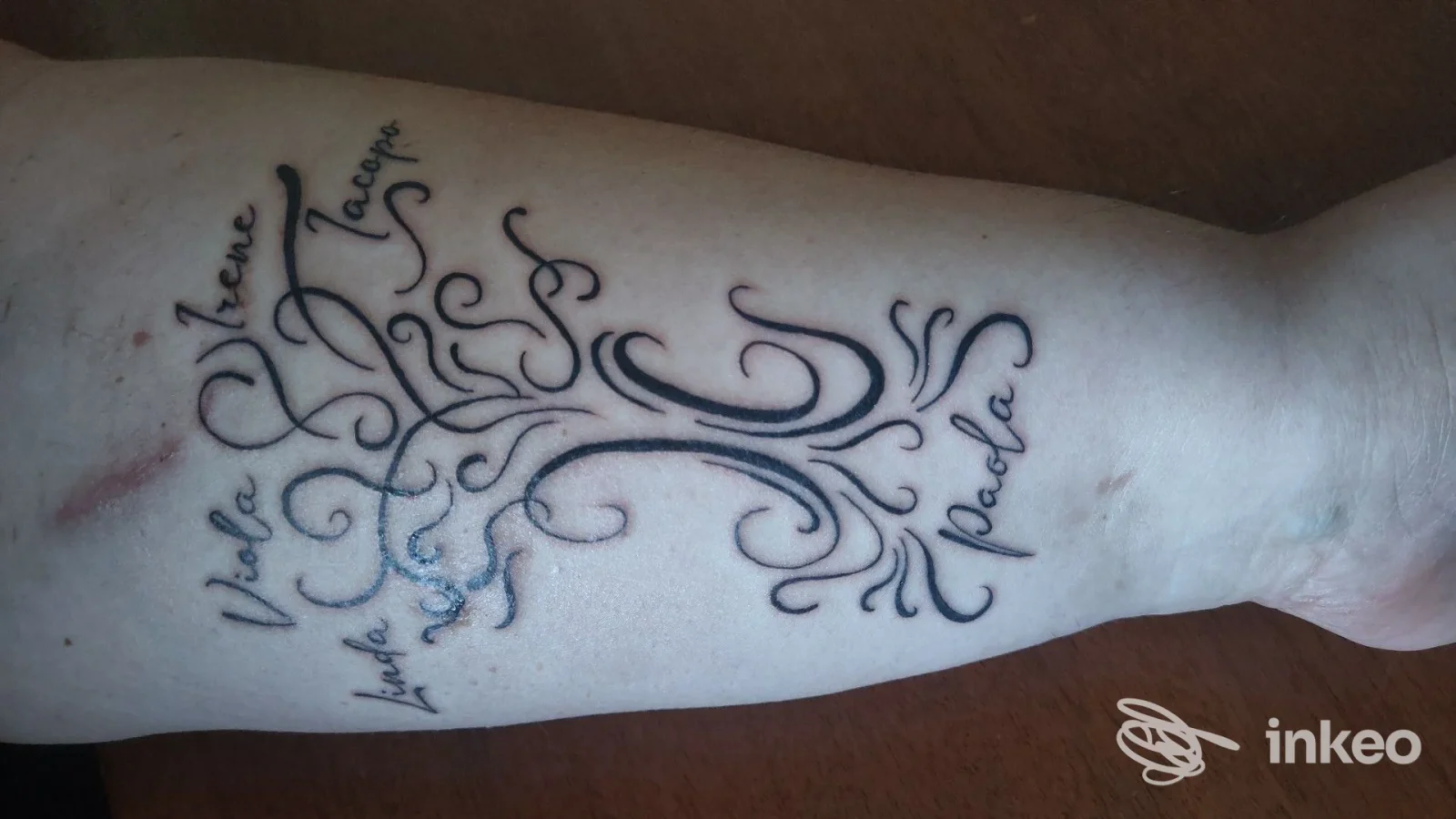 Tatuaggio ornamentale nero sull'avambraccio realizzato da CORTO NERO TATTOO STUDIO, Riese Pio X.