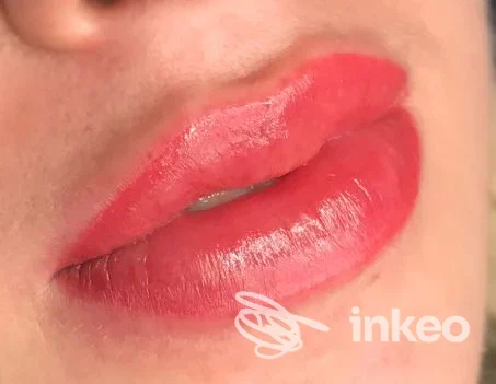 Primo piano di labbra con trucco permanente color rosa/rosso, lavoro fotografato presso Aurora trucco permanente a Cittadella.