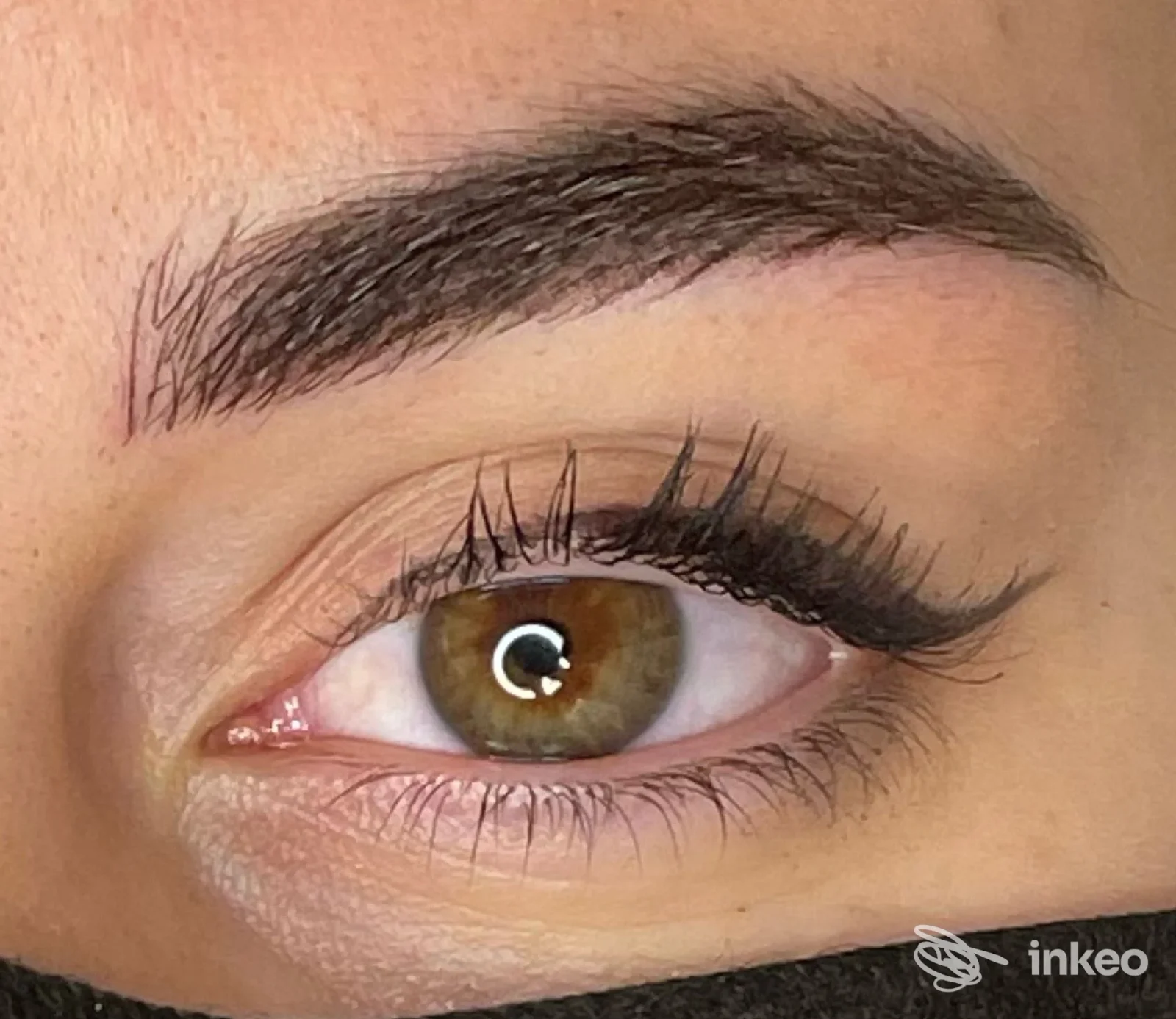 Primo piano di sopracciglio microblading e ciglia eseguiti dallo studio Aurora trucco permanente a Cittadella.