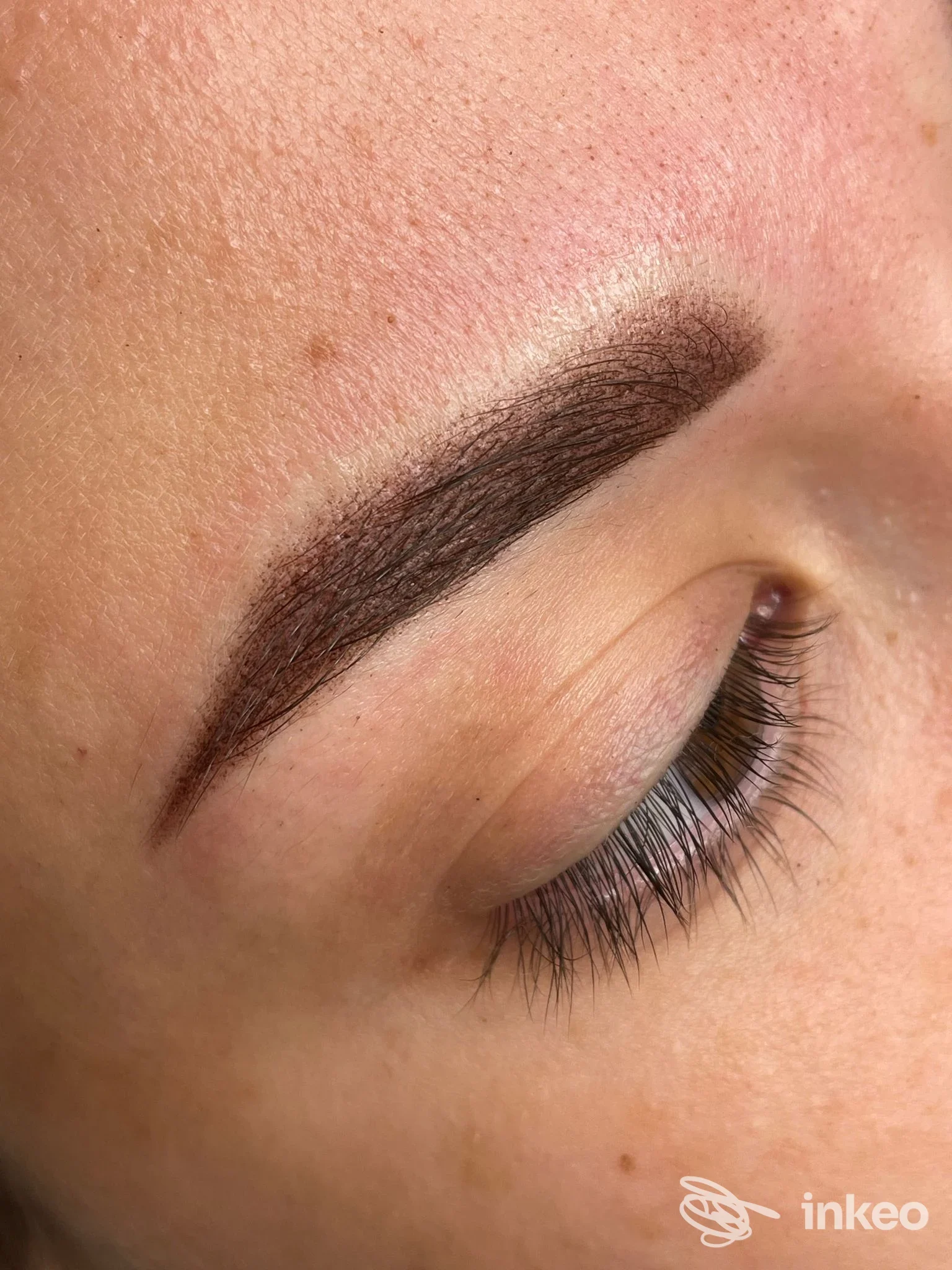 Primo piano di sopracciglio dermopigmentato eseguito da Aurora trucco permanente, Cittadella.