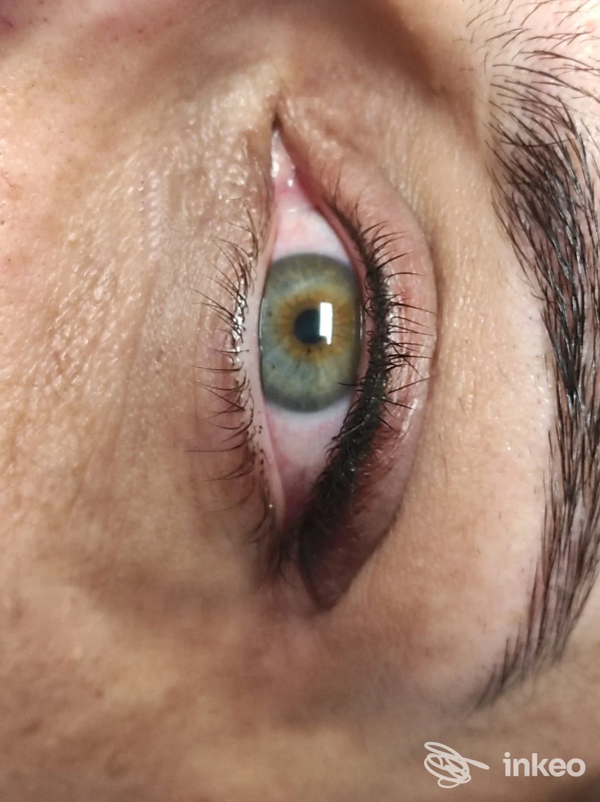 Primo piano di trucco semipermanente eyeliner sull'occhio, scatto studio Deah a San Zenone degli Ezzelini.