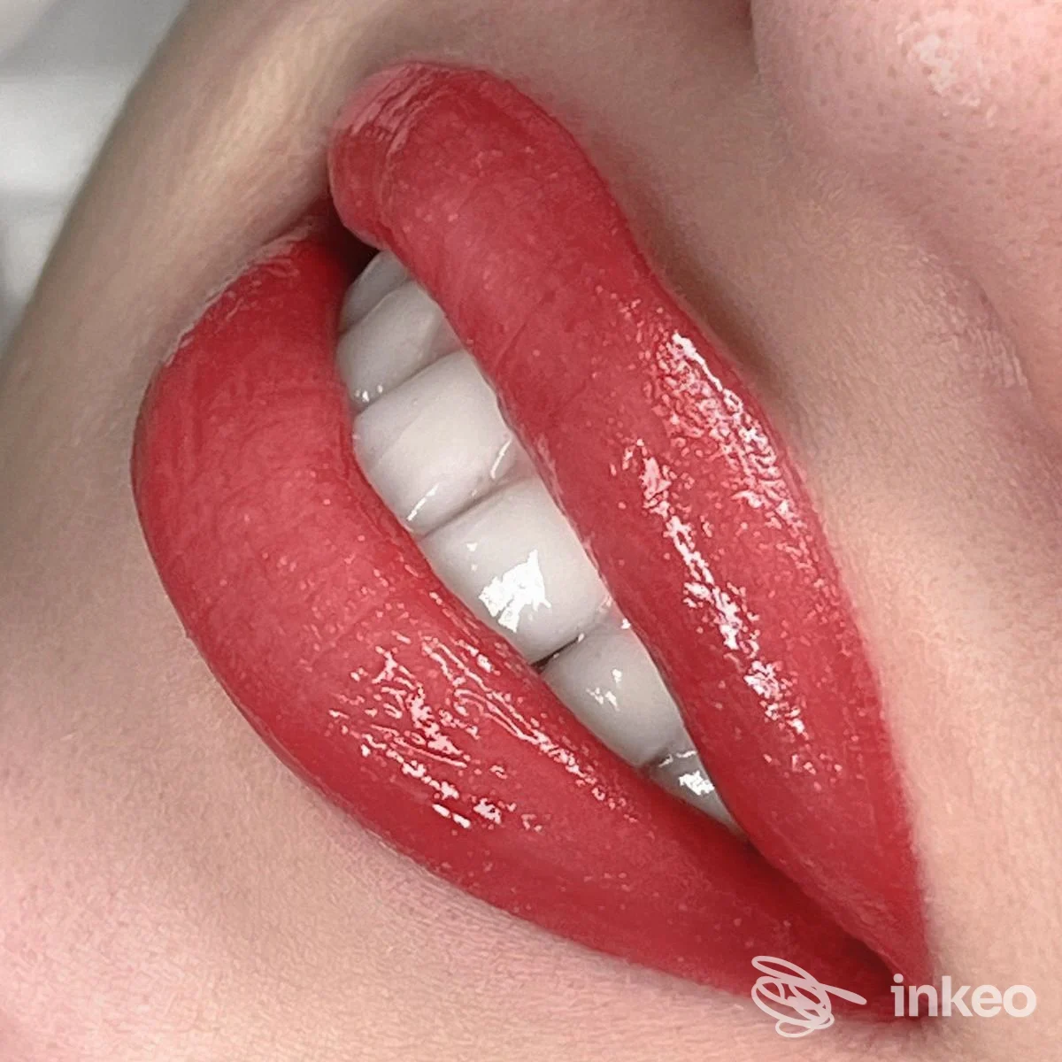 Primo piano labbra con trucco permanente eseguito da ENP Trucco permanente, Creazzo; pigmentazione rosata/rossa uniforme sulle labbra.