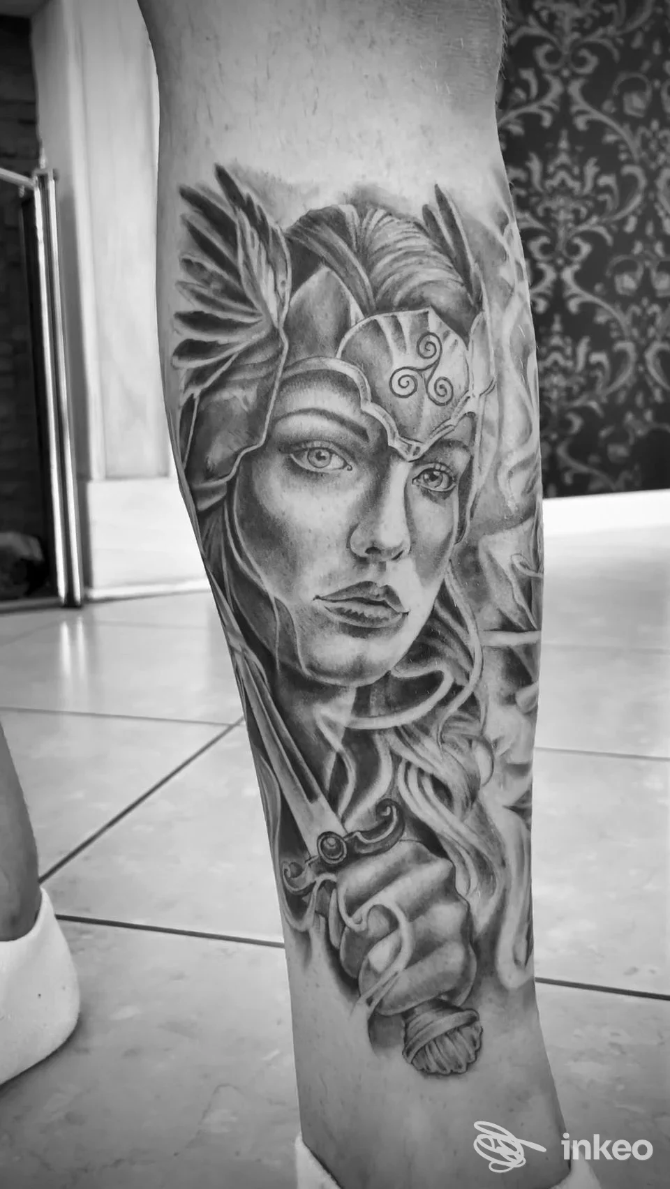Tatuaggio realistico in bianco e nero sul polpaccio raffigurante volto femminile mitologico. Dora Ink Art & Tattoo - Saonara