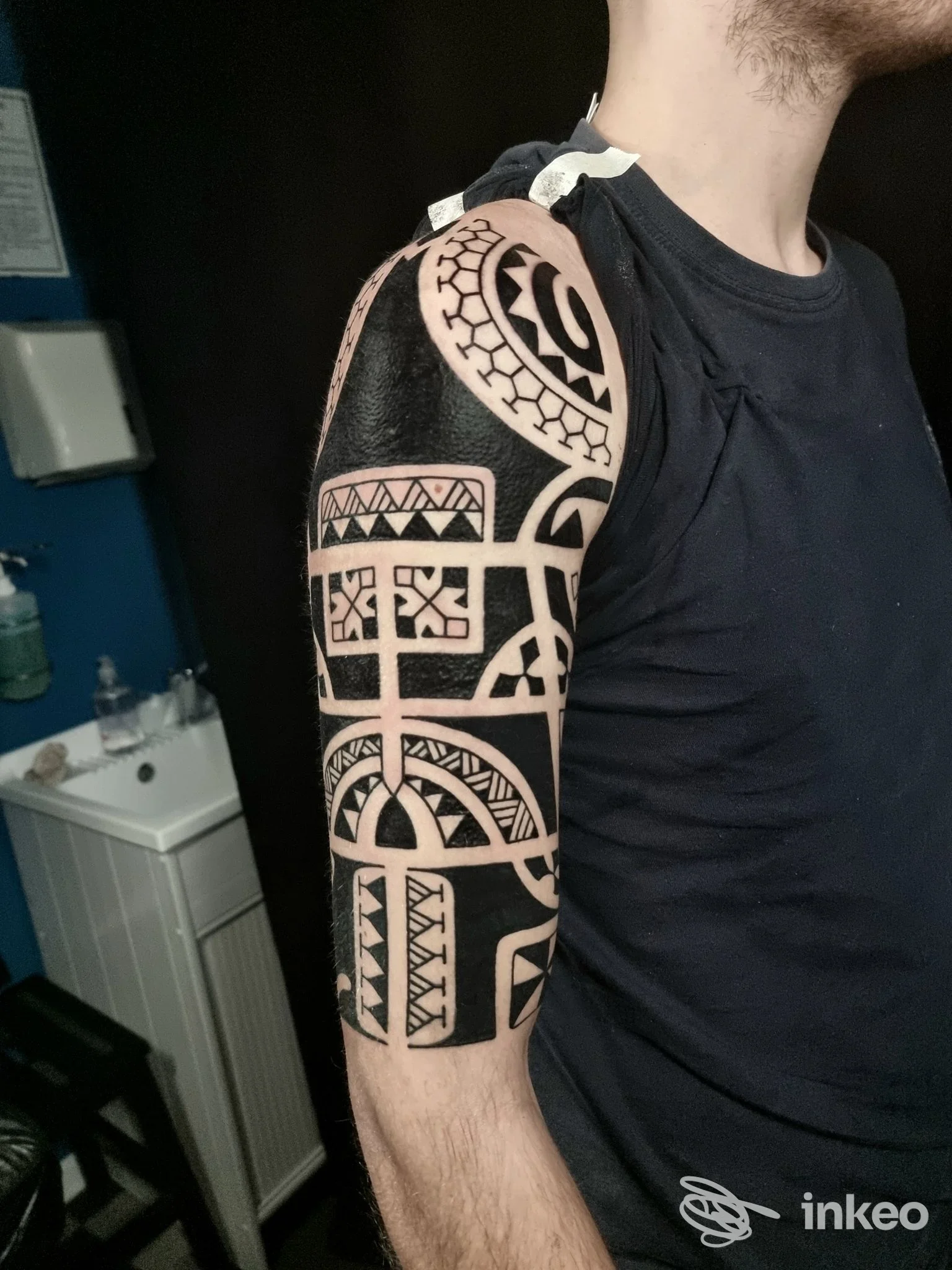 Tatuaggio tribale a mezza manica su spalla e braccio superiore, foto inviata da Iguana Tattoo a Noale.