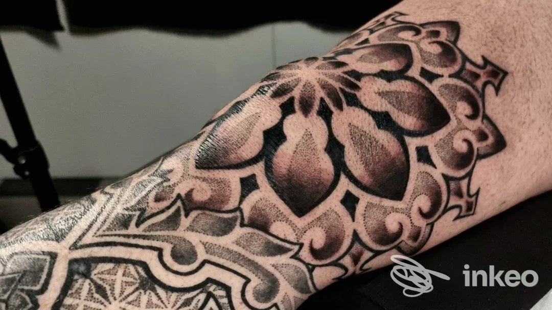 Mandala nero e grigio dettagliato su avambraccio, lavoro fotografato nello studio Iguana Tattoo a Noale, vista ravvicinata.