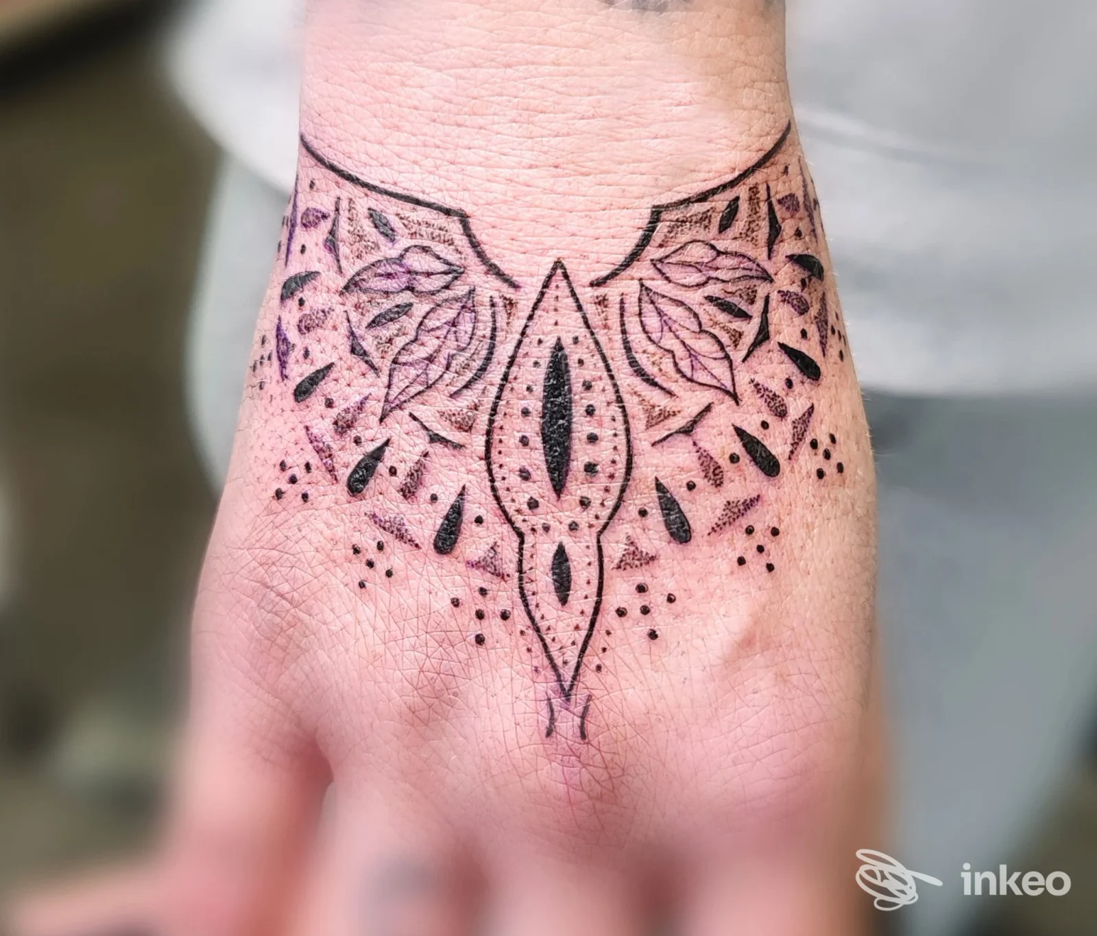 Tatuaggio ornamentale a punti e linee sul dorso della mano, scatto in studio di Iside Tattoo Studio Mirano.