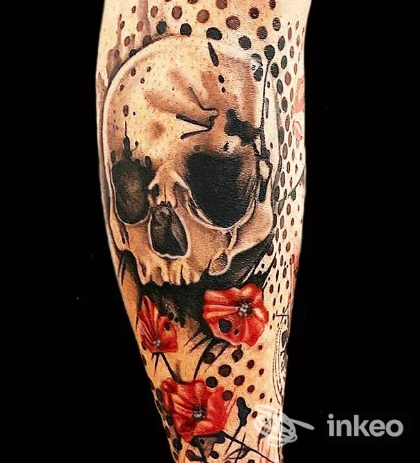 Tatuaggio su avambraccio con teschio e papaveri realizzato da Iside Tattoo Studio a Mirano, dettaglio dei colori e sfumature.