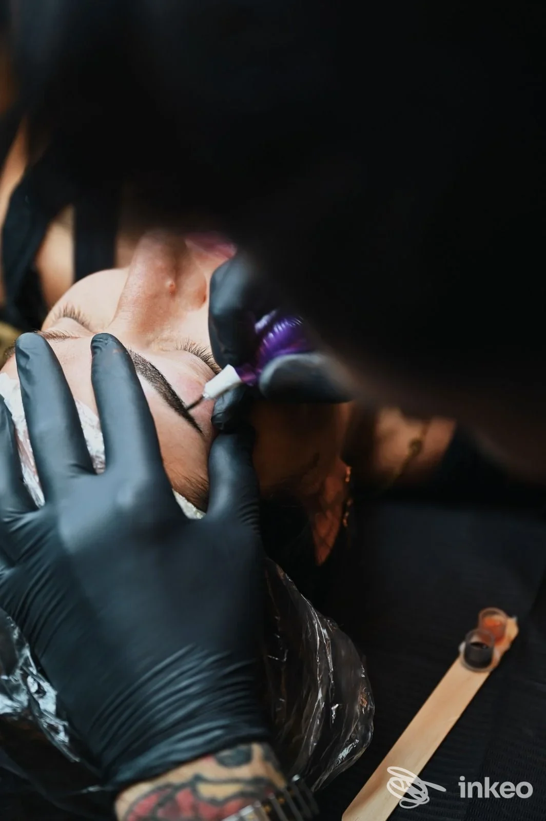 Trattamento di microblading sul sopracciglio destro in studio Microblading | Verona a San Giovanni Lupatoto, operatore con guanti neri al lavoro.