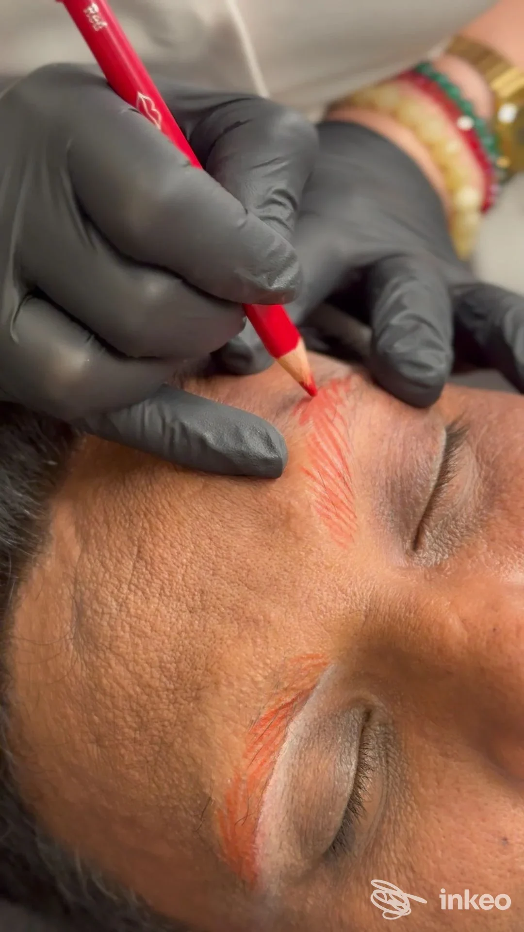 Preparazione microblading su sopracciglia reali: operatore con guanti traccia segni rossi. Microblading | Verona - San Giovanni Lupatoto.