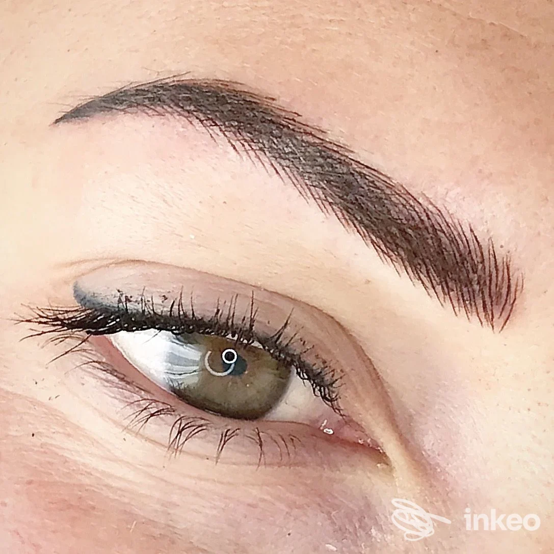 Primo piano di sopracciglio e eyeliner pigmentati, lavoro di trucco permanente di Elina Tiozzo a Chioggia.
