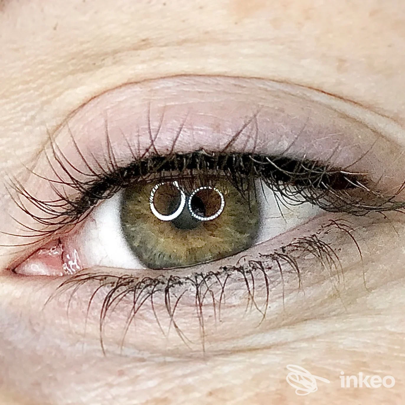 Primo piano di un occhio con eyeliner permanente eseguito da Elina Tiozzo Trucco Permanente a Chioggia.