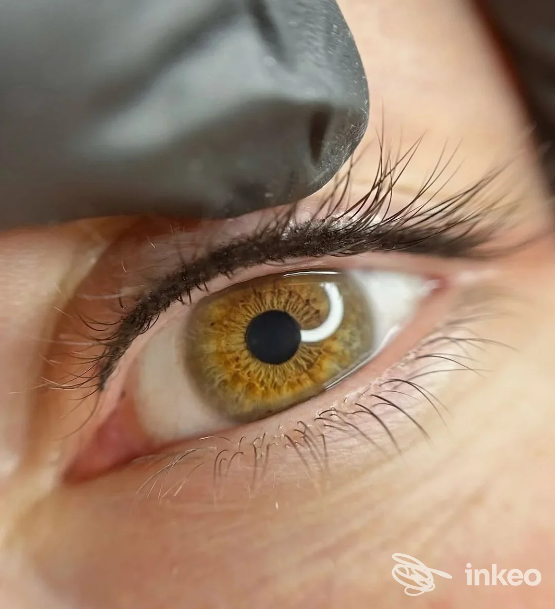 Primo piano di eyeliner semipermanente sulla palpebra superiore, Inga Trucco Semipermanente, Ponzano.