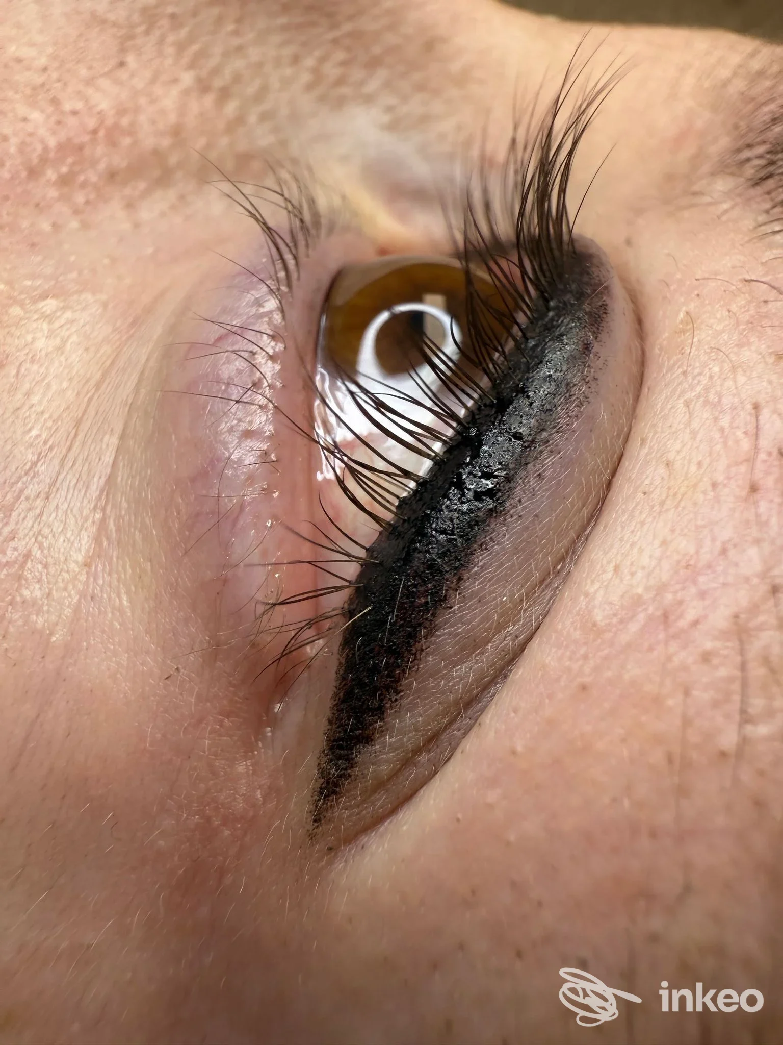 Primo piano di una palpebra con eyeliner permanente nero, trattamento eseguito da Inga Trucco Semipermanente a Ponzano.
