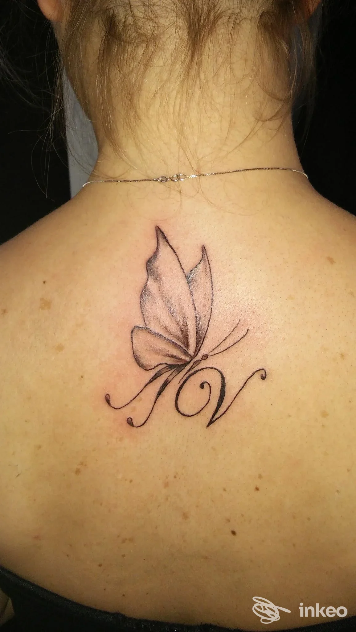 Tatuaggio farfalla con iniziale 'V' al centro dell'alto della schiena. Immagine fornita dallo studio Living Colors Tattoo & Body Piercing, Torri di Quartesolo.