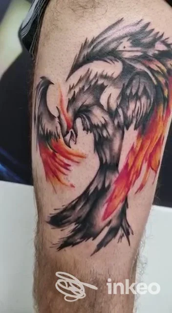 Tatuaggio a colori di un uccello stilizzato sulla coscia, Living Colors Tattoo & Body Piercing Di Marco Beniero, Torri di Quartesolo.