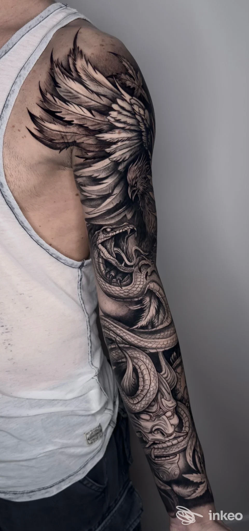 Foto del braccio tatuato con sleeve in bianco e nero, Matteo Mosca Tattoo Studio, Venezia.