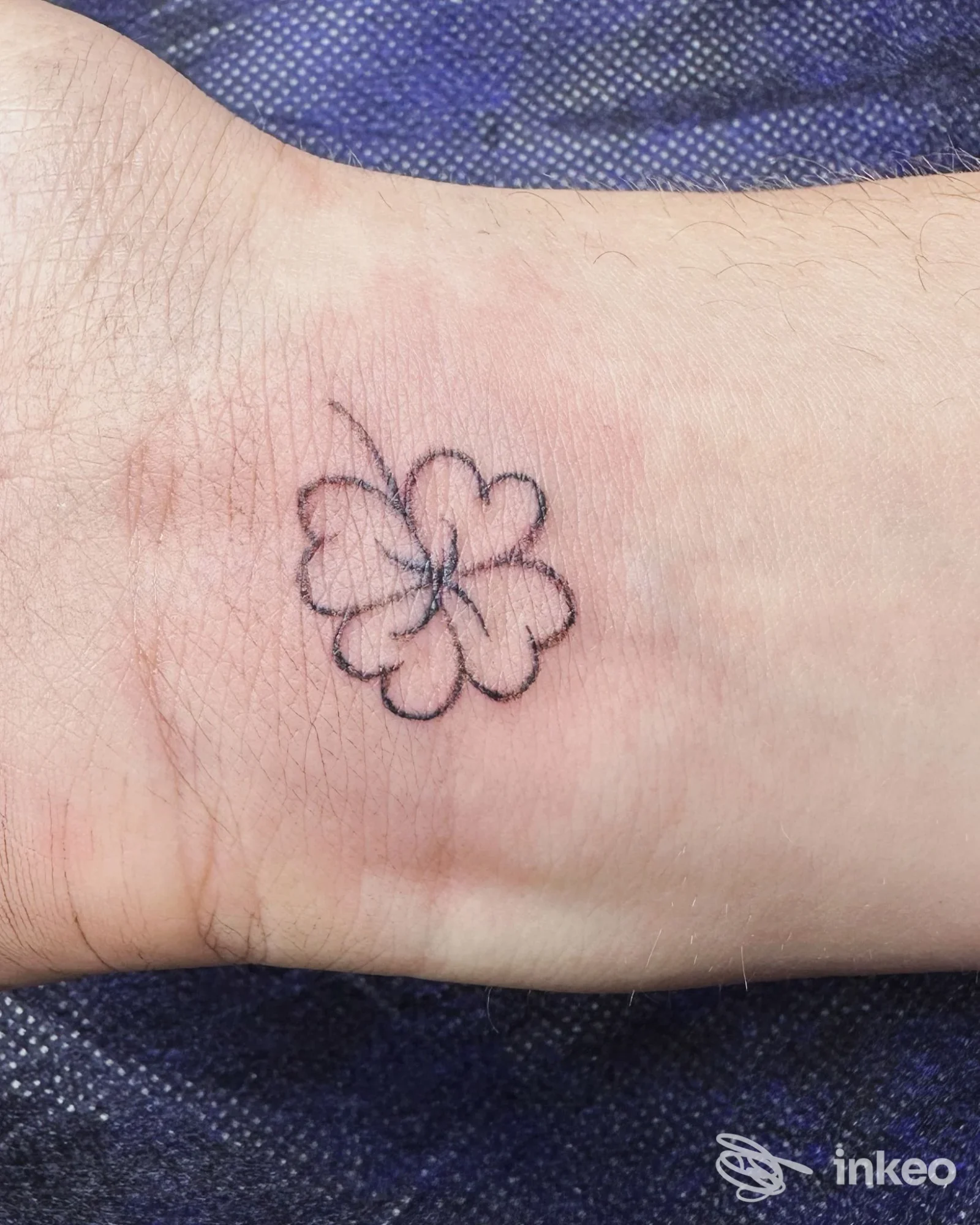 Tatuaggio a contorno di un piccolo fiore sul polso, foto fornita da Naty Strun Studio Tattoo & Permanent Make-up, Venezia.