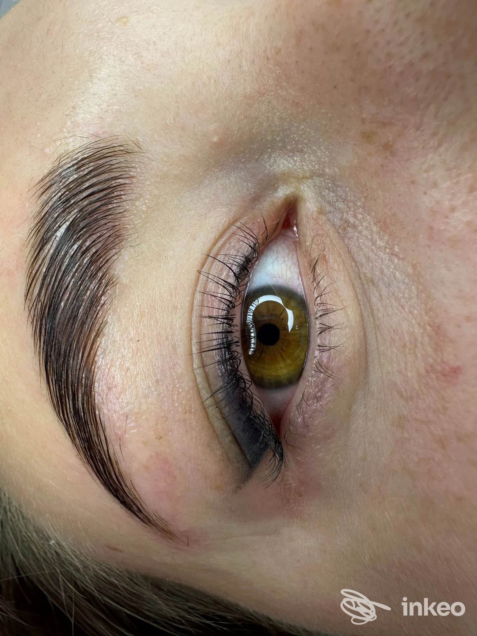 Primo piano di un contorno occhi con trucco permanente (eyeliner) eseguito da Naty Strun, Studio Tattoo & Permanent Make-up a Venezia.