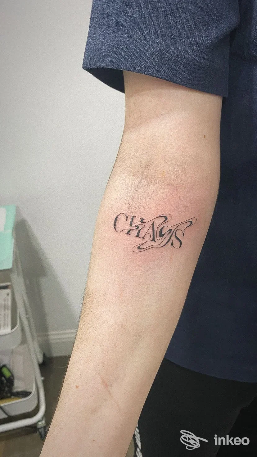 Tatuaggio lettering nero sull'avambraccio interno, foto scattata presso Nostrano Tattoo Atelier a Motta di Livenza.