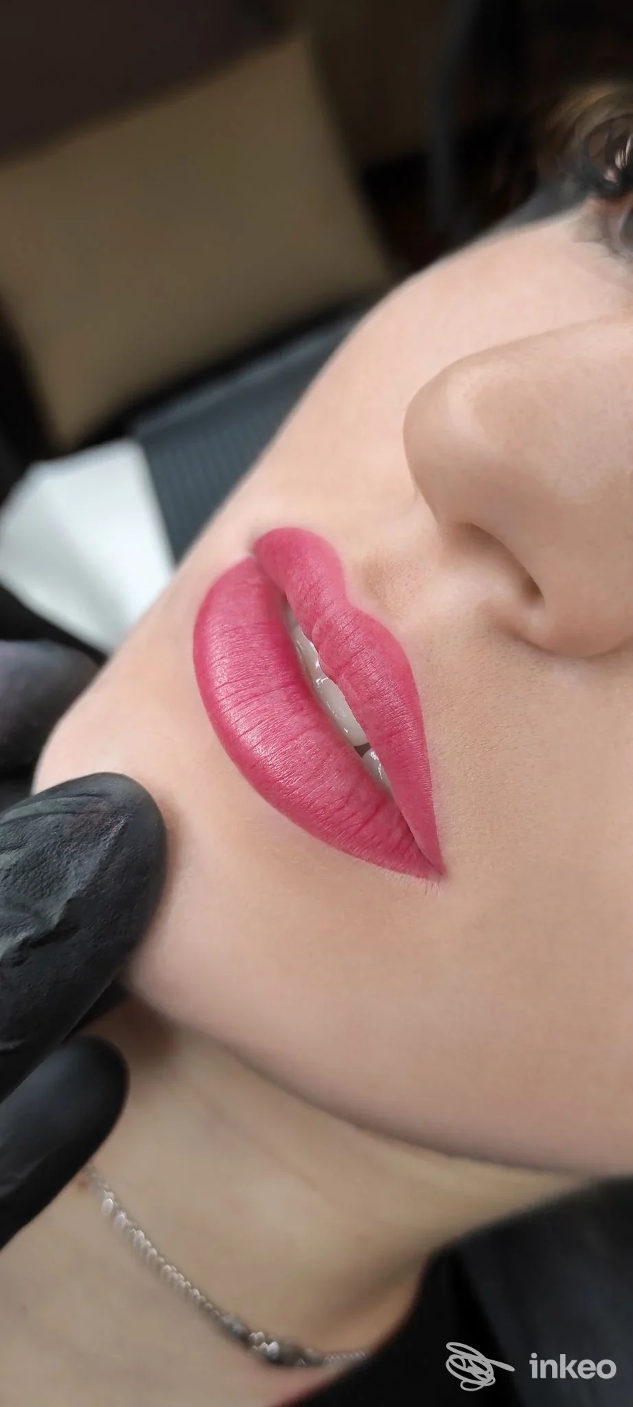 Primo piano di labbra con dermopigmentazione (lip blush) eseguita da Sara De Rossi Permanent Makeup, Treviso.