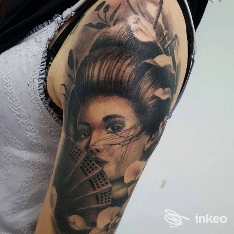 Tatuaggio realistico in bianco e nero su braccio superiore presso Mountain Tattoo Studio, Feltre.