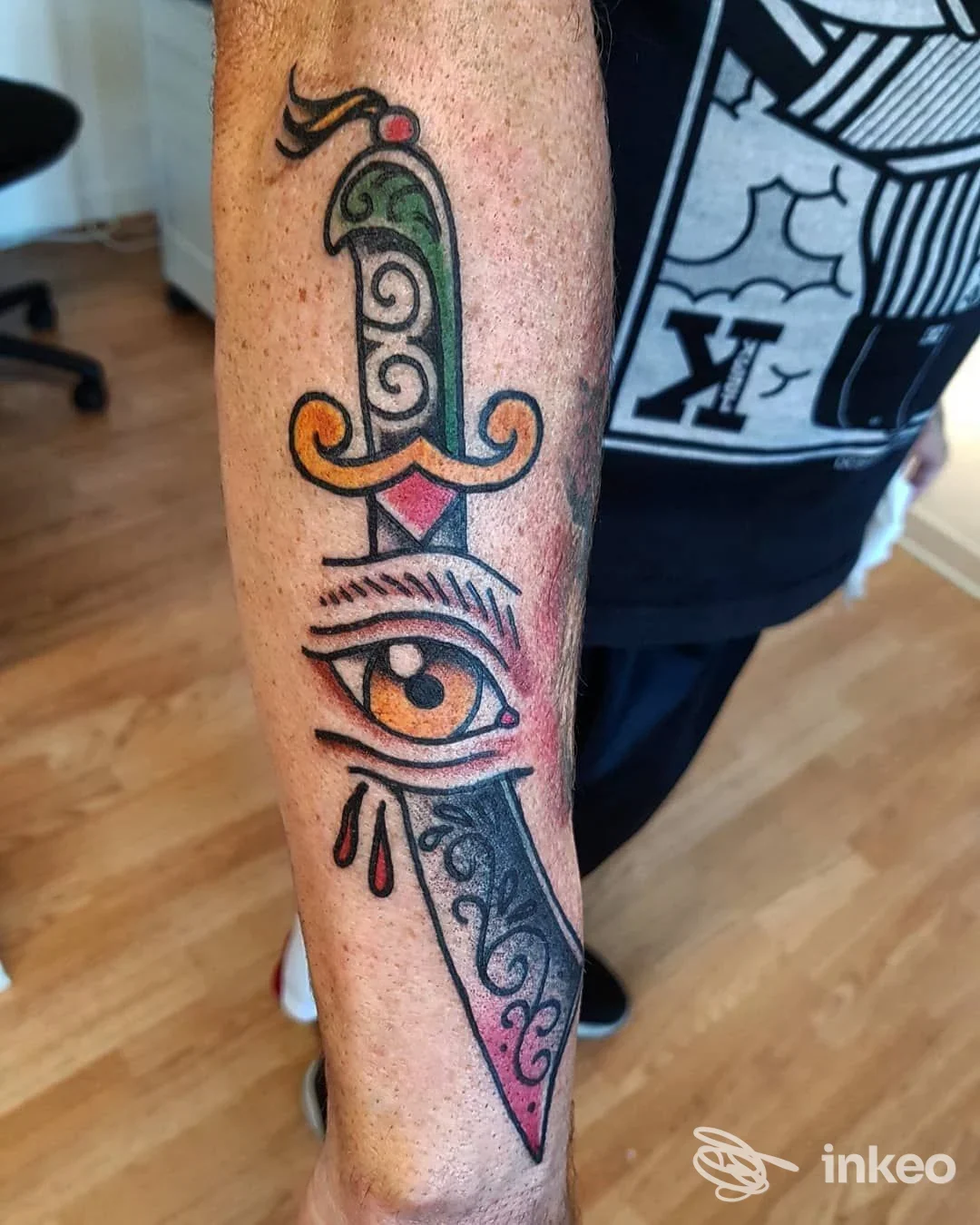 Tatuaggio su avambraccio con pugnale e occhio stilizzato, foto dallo studio To Be Tattoo a Montebelluna.