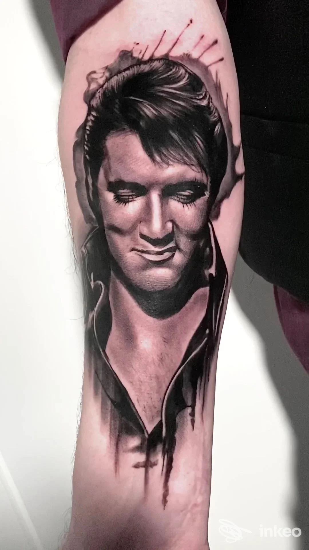Tatuaggio ritratto fotorealistico in bianco e nero sull'avambraccio, Trap Tattoo, Piove di Sacco.