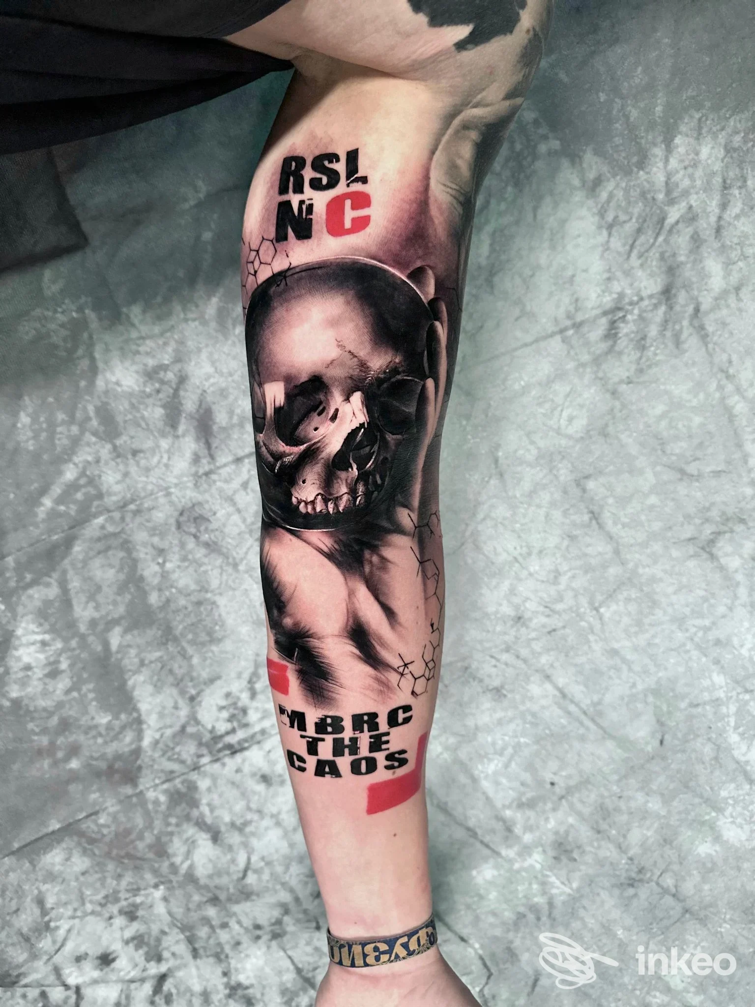 Tatuaggio realistico di teschio con lettering grafico sull'avambraccio, lavoro eseguito da Trap Tattoo a Piove di Sacco.