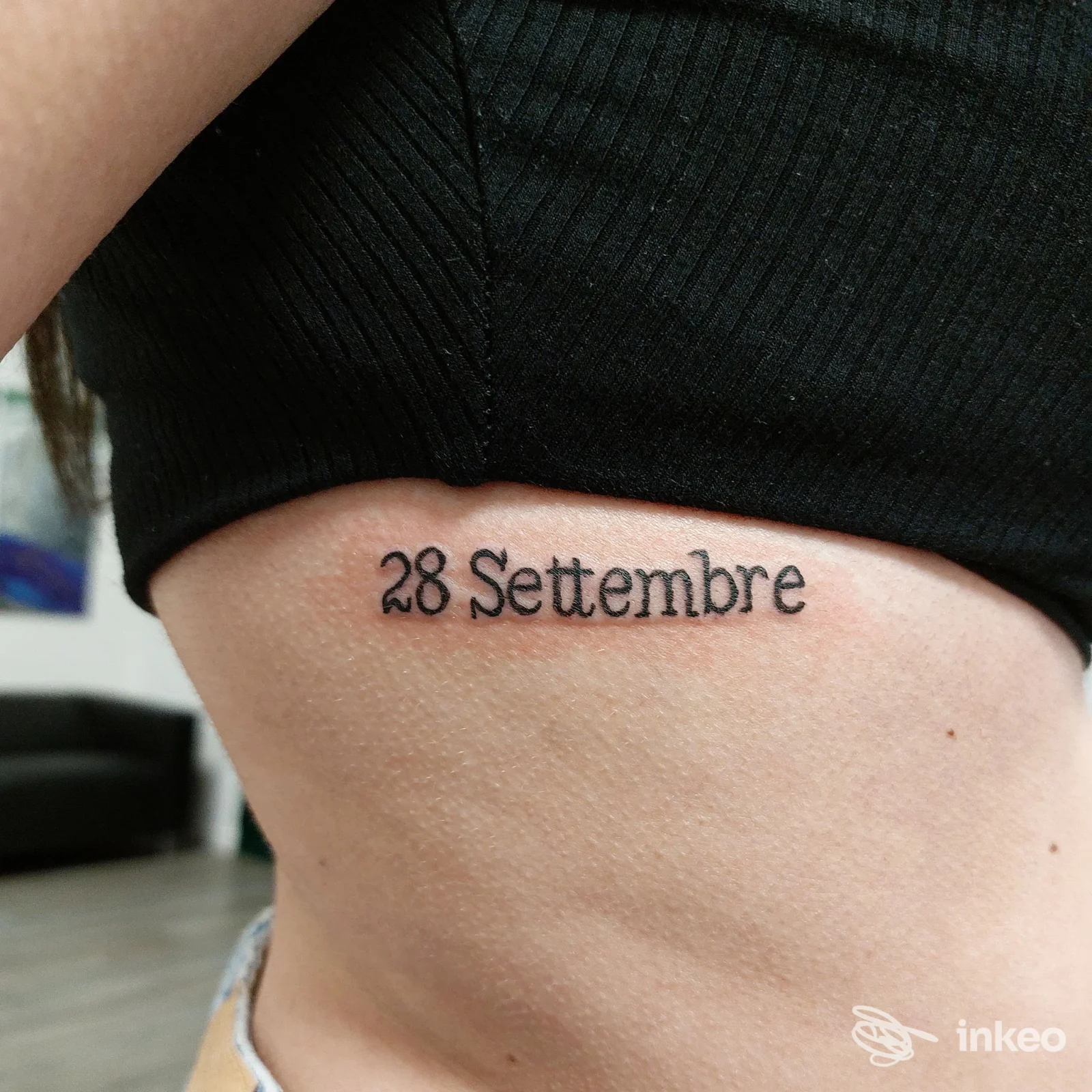 Scritta tatuata '28 Settembre' sul fianco di una persona, fotografia inviata da Shock Ink Tattoo, Brendola.