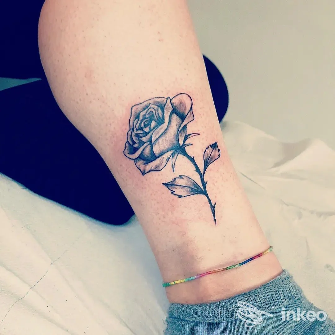 Tatuaggio di una rosa in bianco e nero sulla caviglia, lavoro eseguito da Shock Ink Tattoo di Didonè Matteo a Brendola.