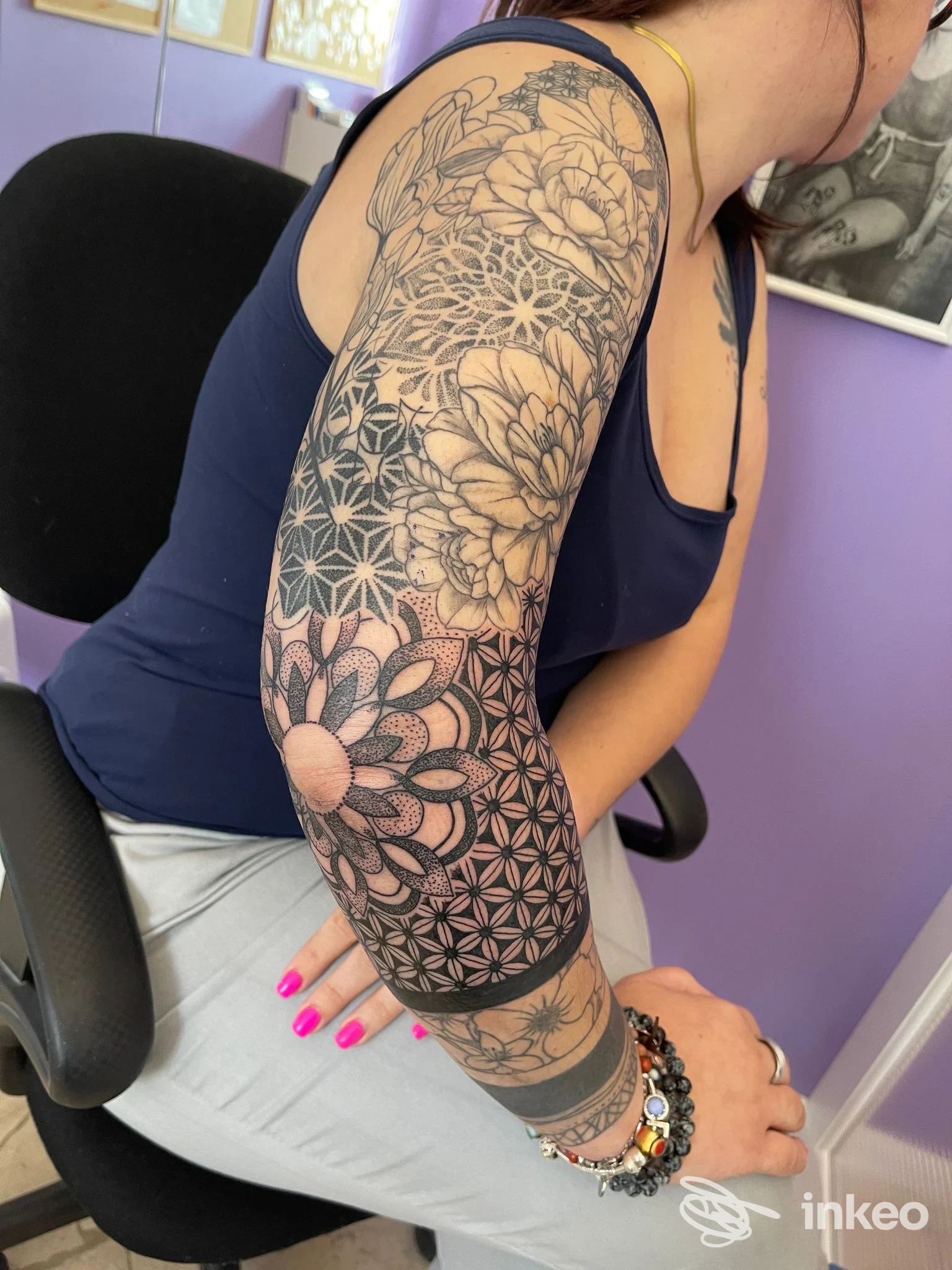 Manica tatuata con motivi geometrici e fiori, foto dallo Speno TATTOO Lab a San Vito di Leguzzano.