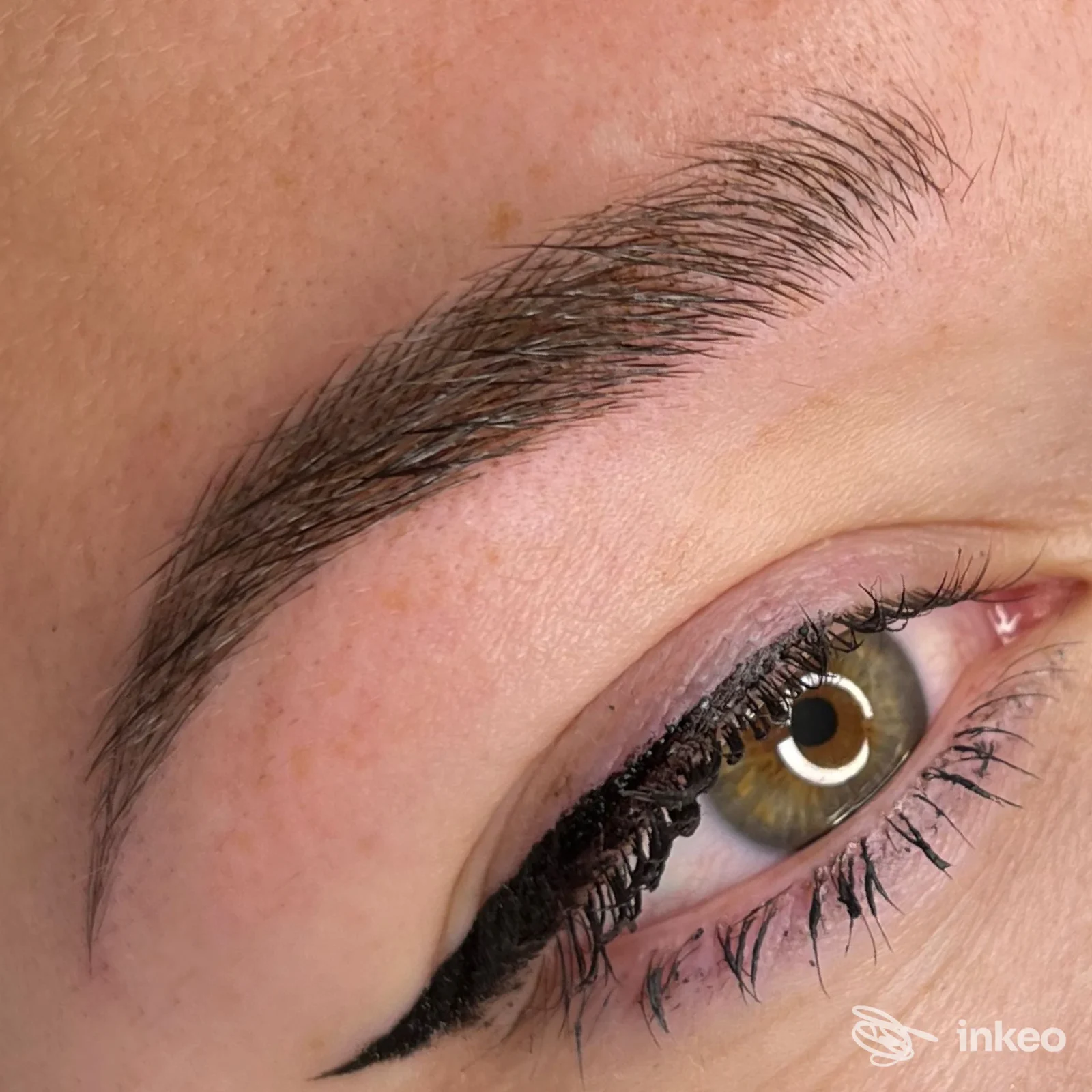 Primo piano di eyeliner dermopigmentato sulla palpebra superiore, realizzato da Estela PMU Microblading Imperia & (fine_line_art_tattoo), Imperia.