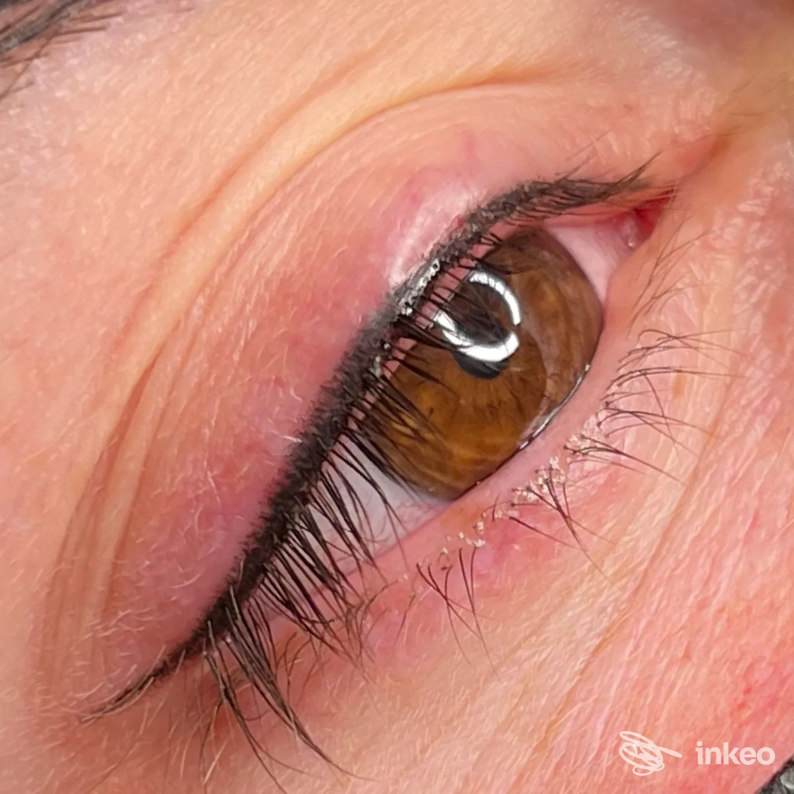 Primo piano di una palpebra superiore con micropigmentazione eyeliner eseguita da Estela PMU Microblading Imperia, Imperia.