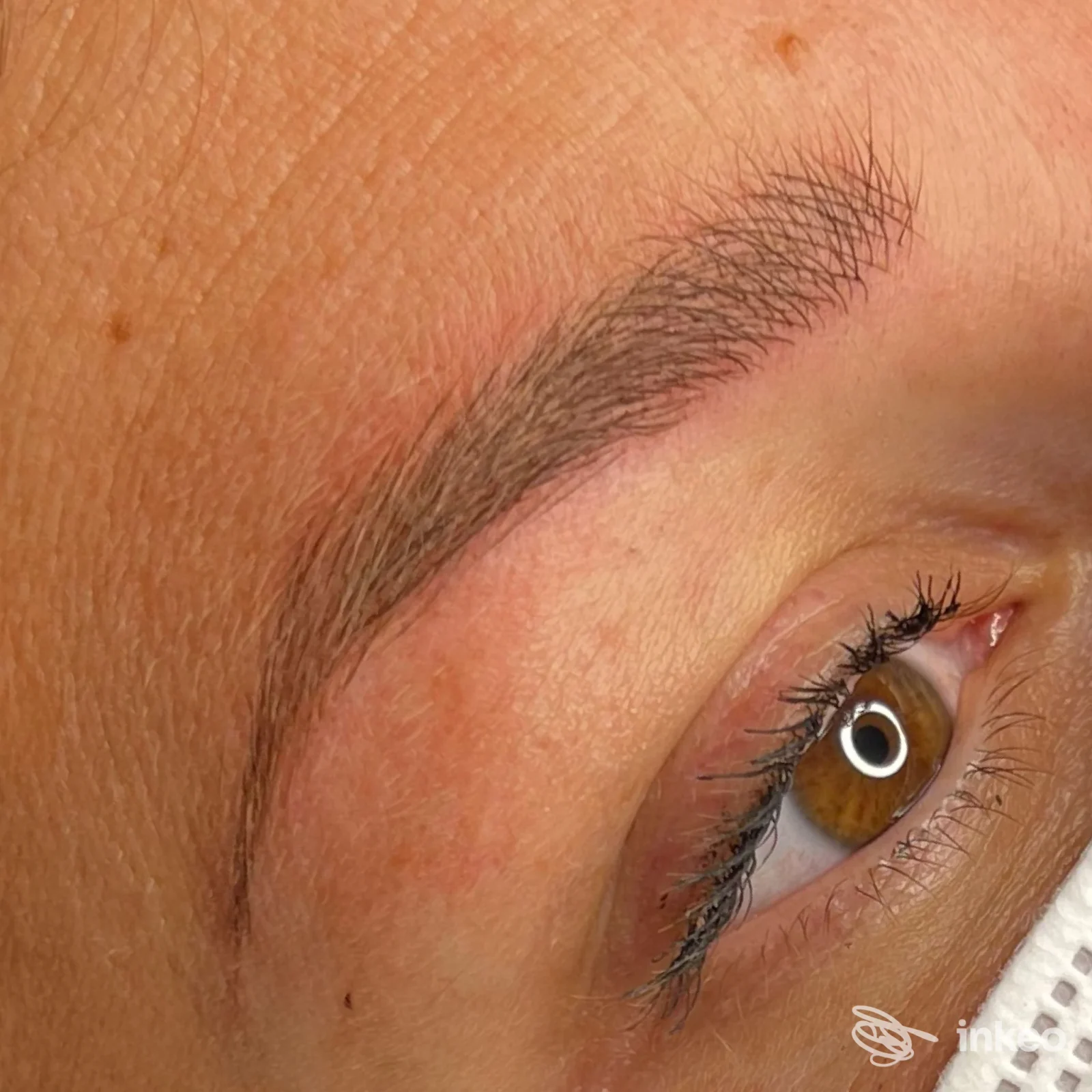 Primo piano di micropigmentazione sopracciglia (microblading) eseguita da Estela PMU Microblading Imperia, Imperia.