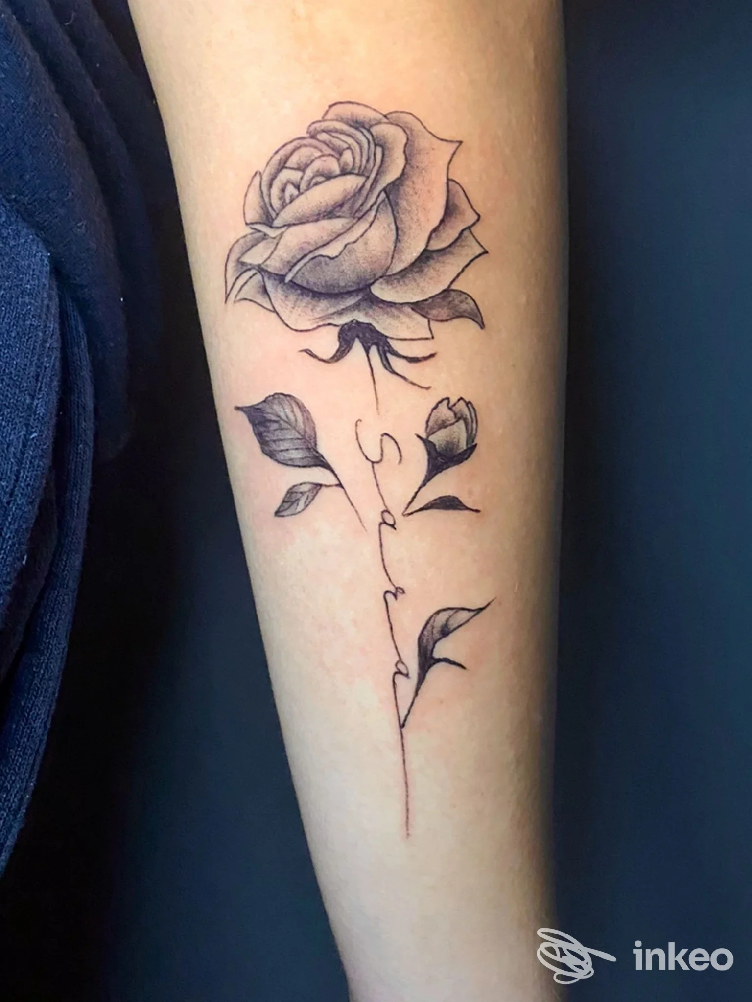 Tatuaggio di rosa realistico sull'avambraccio, foto fornita da Hard Rock Ink, Roma.