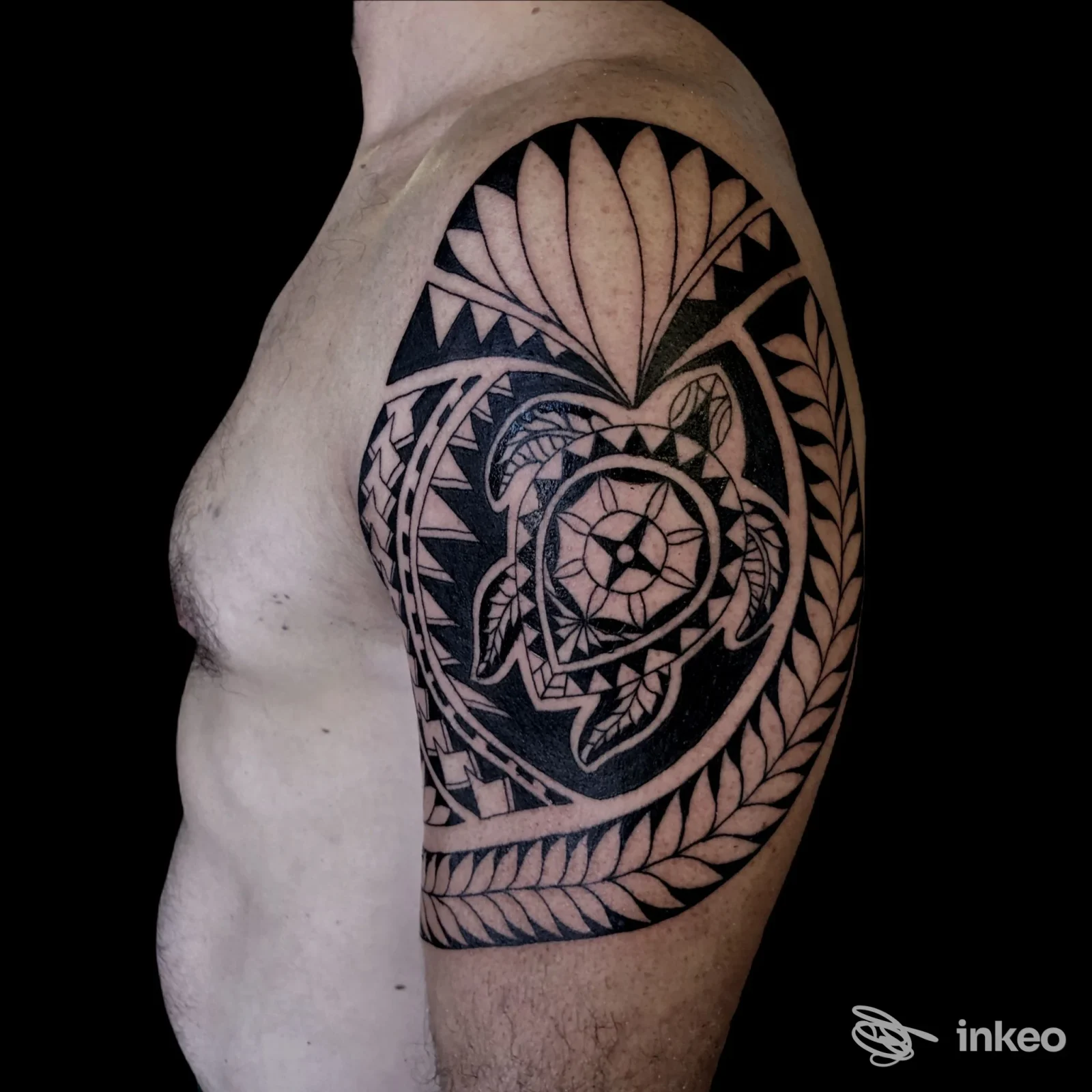 Grande tatuaggio tribale nero su spalla e braccio superiore, realizzato da Hard Rock Ink a Roma.
