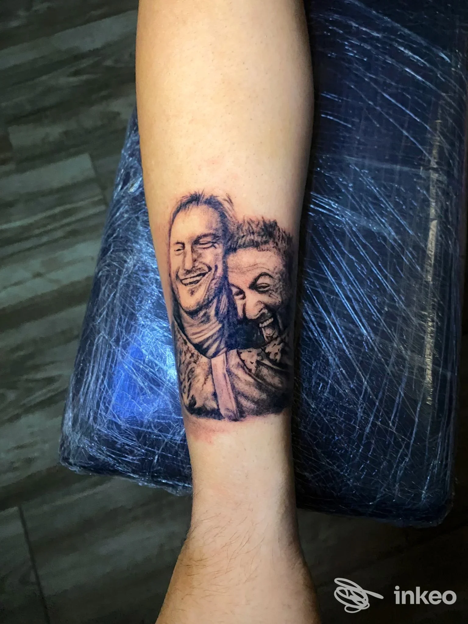 Tatuaggio ritratto in bianco e nero di due volti sull'avambraccio, fotografato allo studio Hard Rock Ink a Roma.
