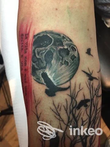 Tatuaggio su avambraccio con luna, corvi e rami, dettaglio in nero e grigio con inserto rosso — AG Tattoo Project, Fano.