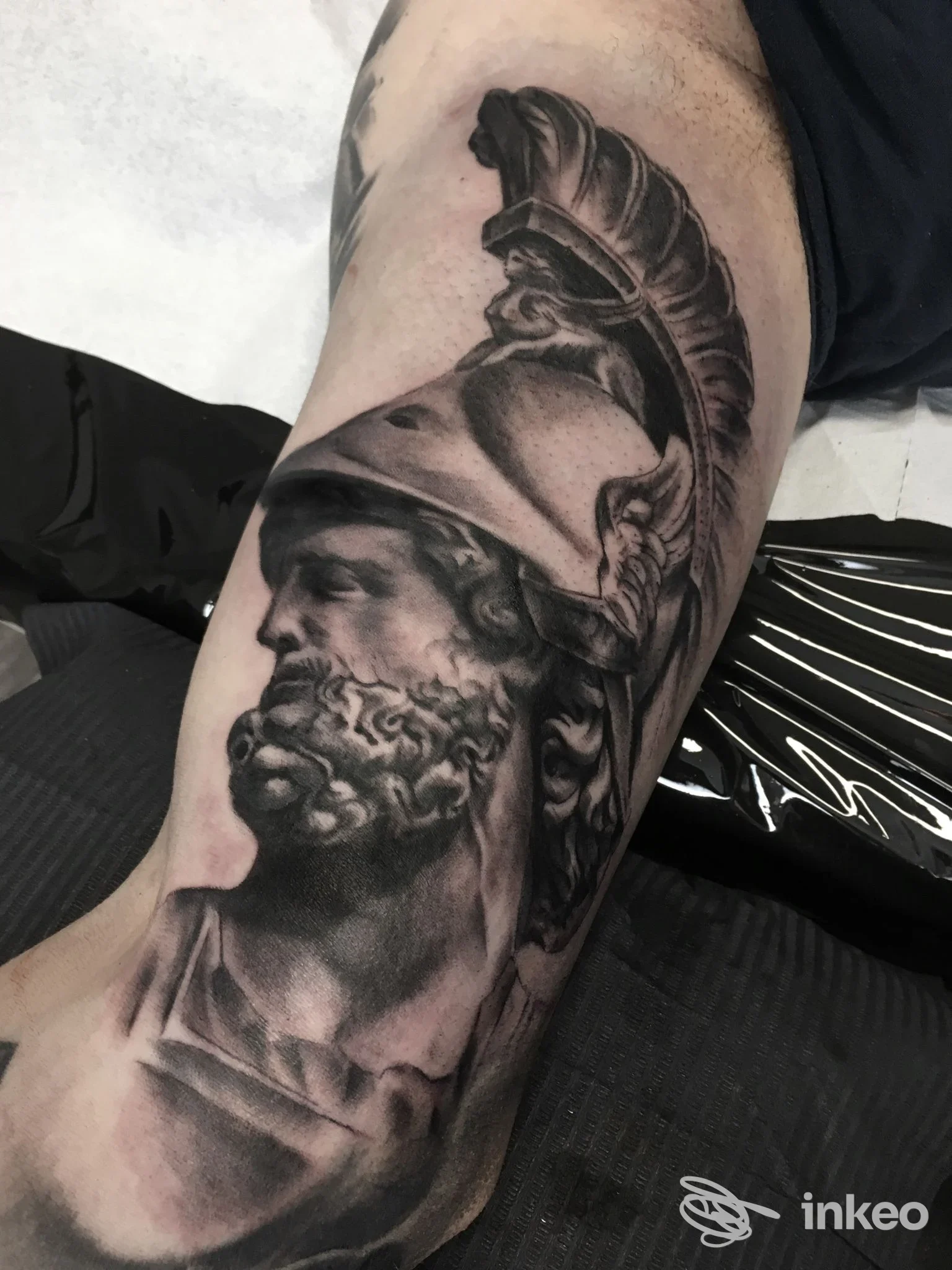 Tatuaggio realistico in bianco e nero di un profilo di guerriero sull'avambraccio, foto fornita da Àkros Tattoo Studio, Recanati.