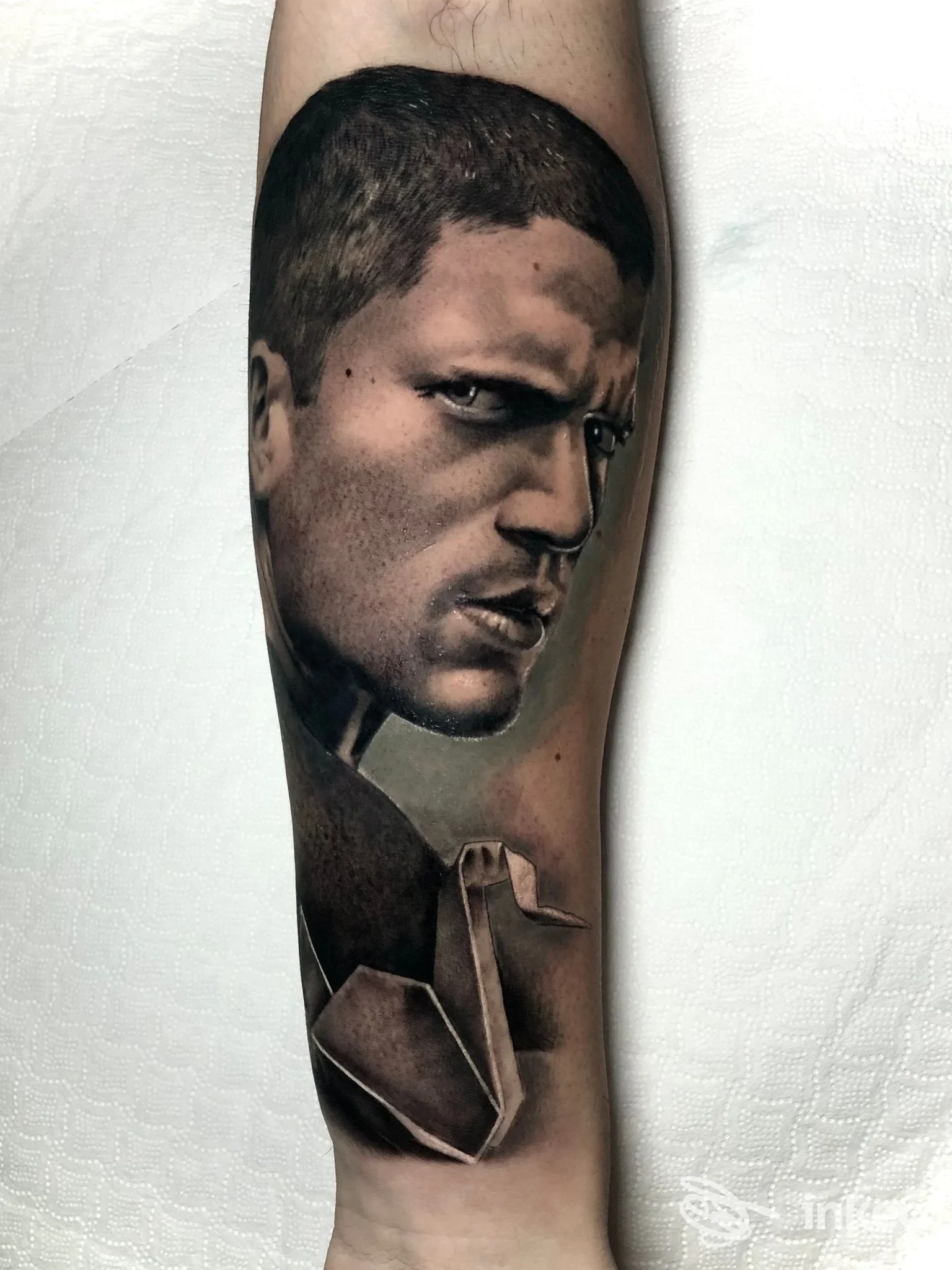 Ritratto realistico tatuato sull'avambraccio, fotografia del lavoro mostrato da ART INSIDE TATTOO, Civitanova Marche.