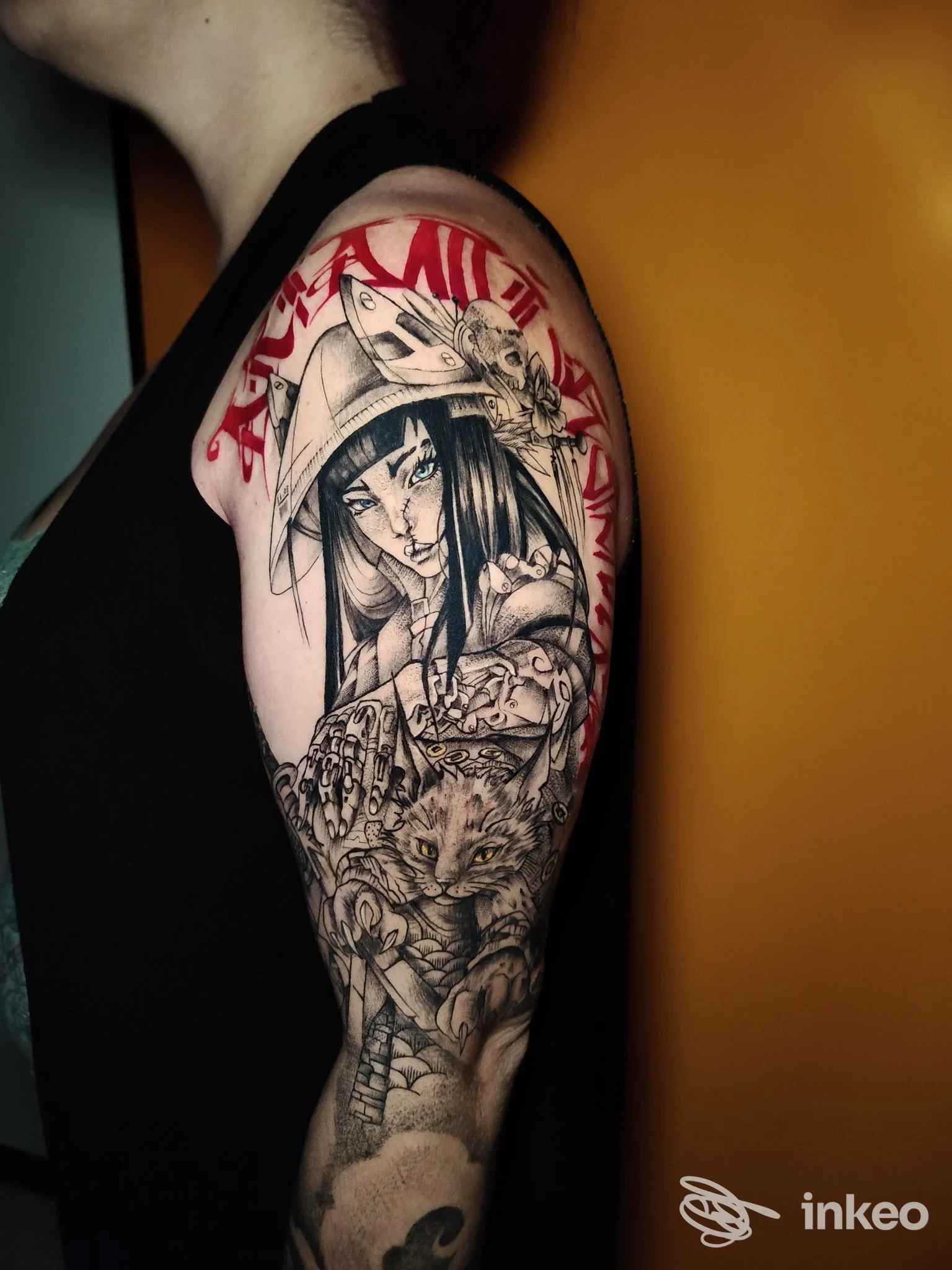 Tatuaggio a mezza manica con ritratto femminile e gatto, lavoro fotografato presso Akira Tattoo House, Fermo.