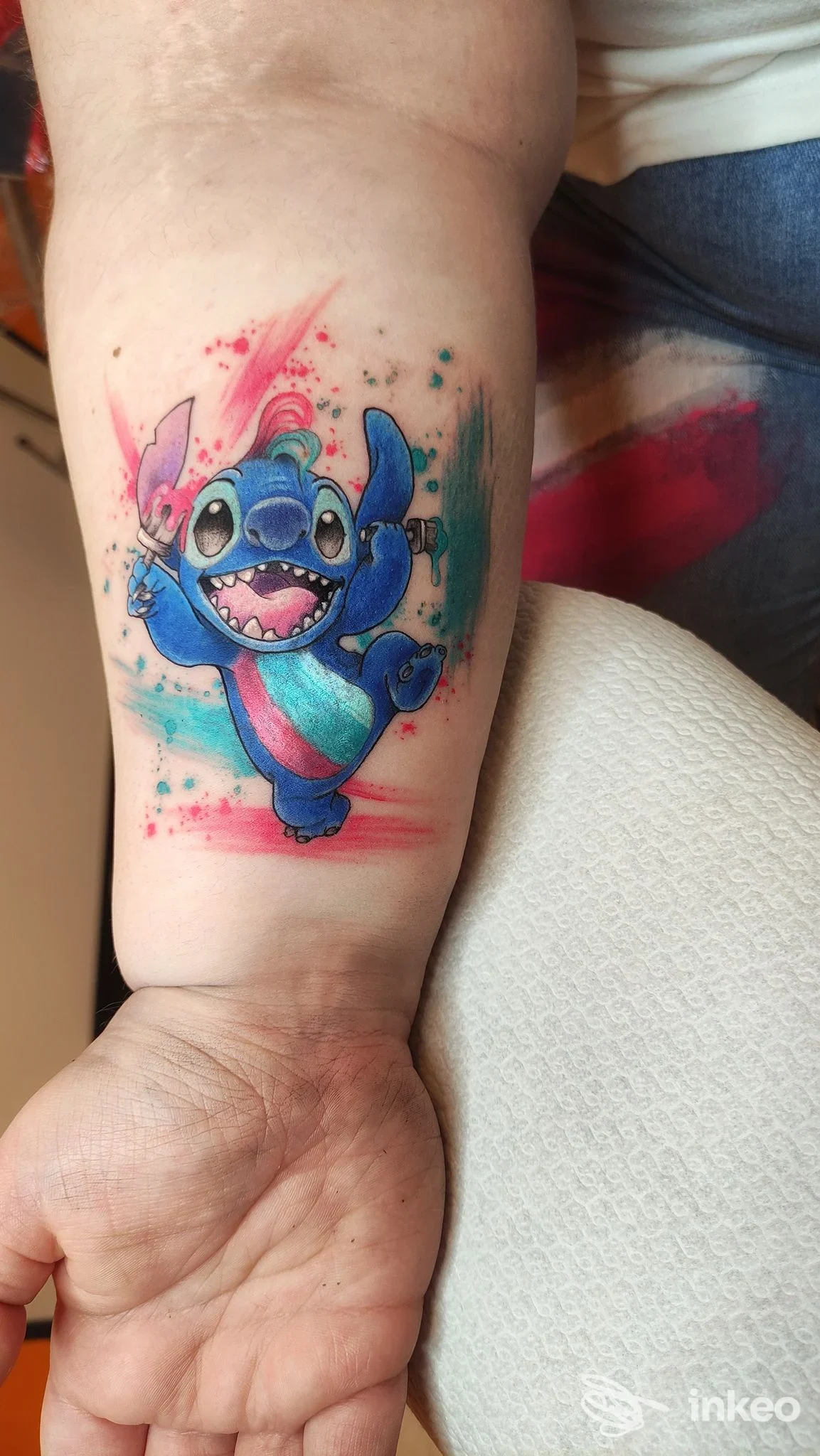 Tatuaggio a colori di Stitch sull'avambraccio, foto fornita da Akira Tattoo House a Fermo.