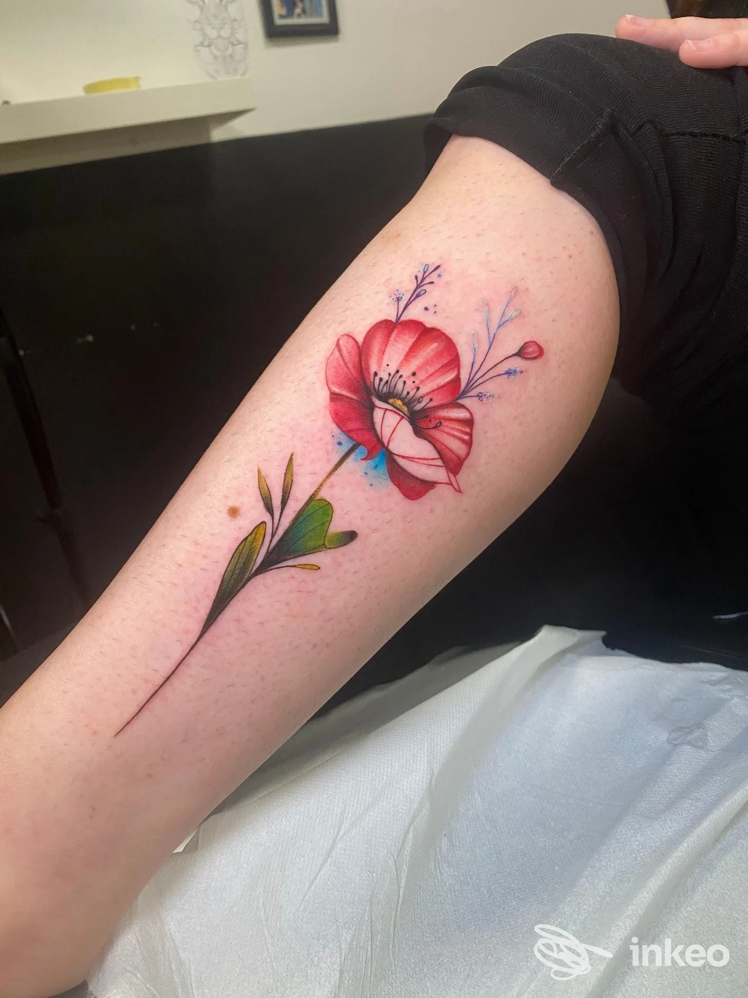 Tatuaggio floreale colorato su avambraccio, realizzato da Alchemy Tattoo Studio a Porto Recanati.