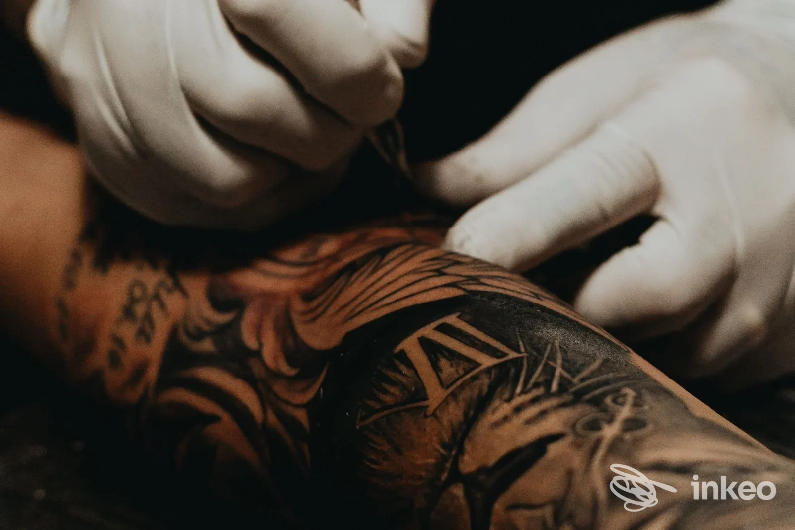 Primo piano di un tatuaggio eseguito sul braccio in studio Be Unique Tattoo, Marotta.