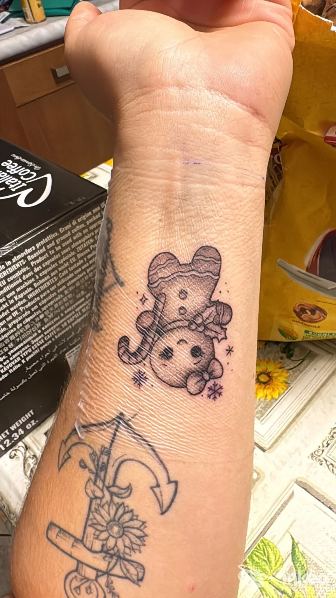 Tatuaggio cartoon in nero/viola sull'avambraccio interno vicino al polso, realizzato da Becky's Tattoo a Macerata.