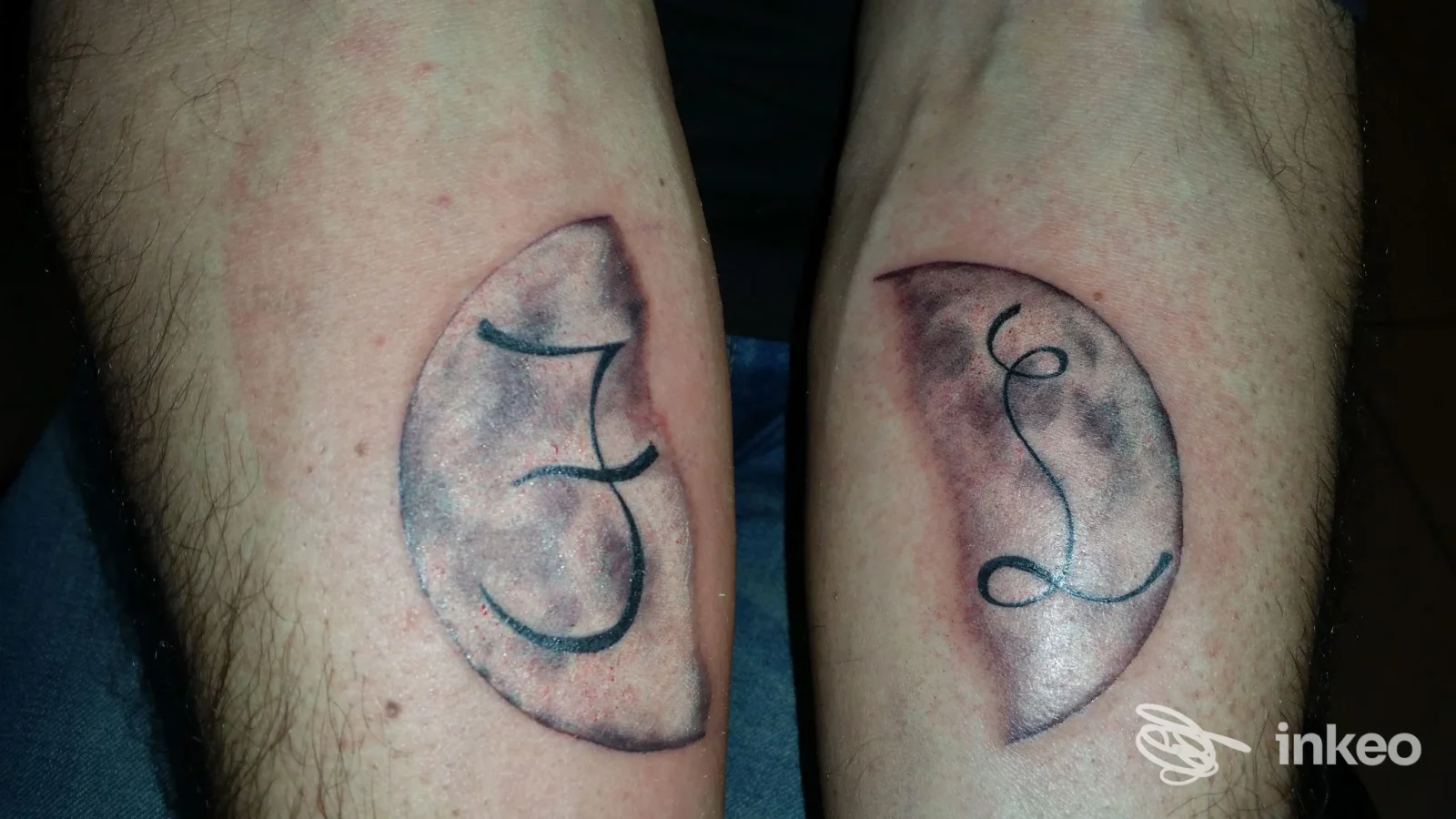 Due tatuaggi a mezzaluna sugli avambracci, foto fornita dallo studio Bloody Roots Tattoo a Fano.
