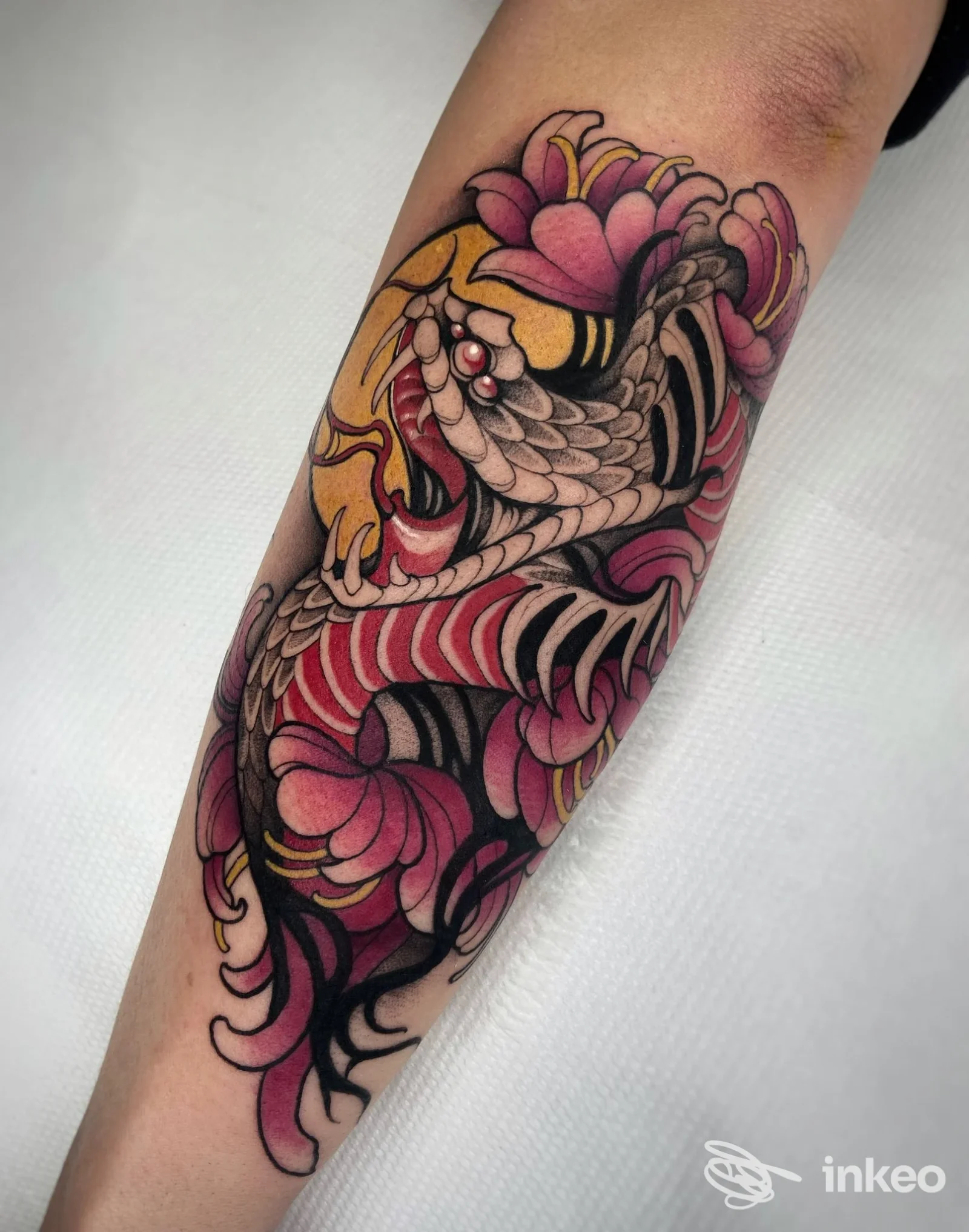 Avambraccio con tatuaggio di serpente e fiori, Blue Bamboo Tattoo Studio, Fabriano
